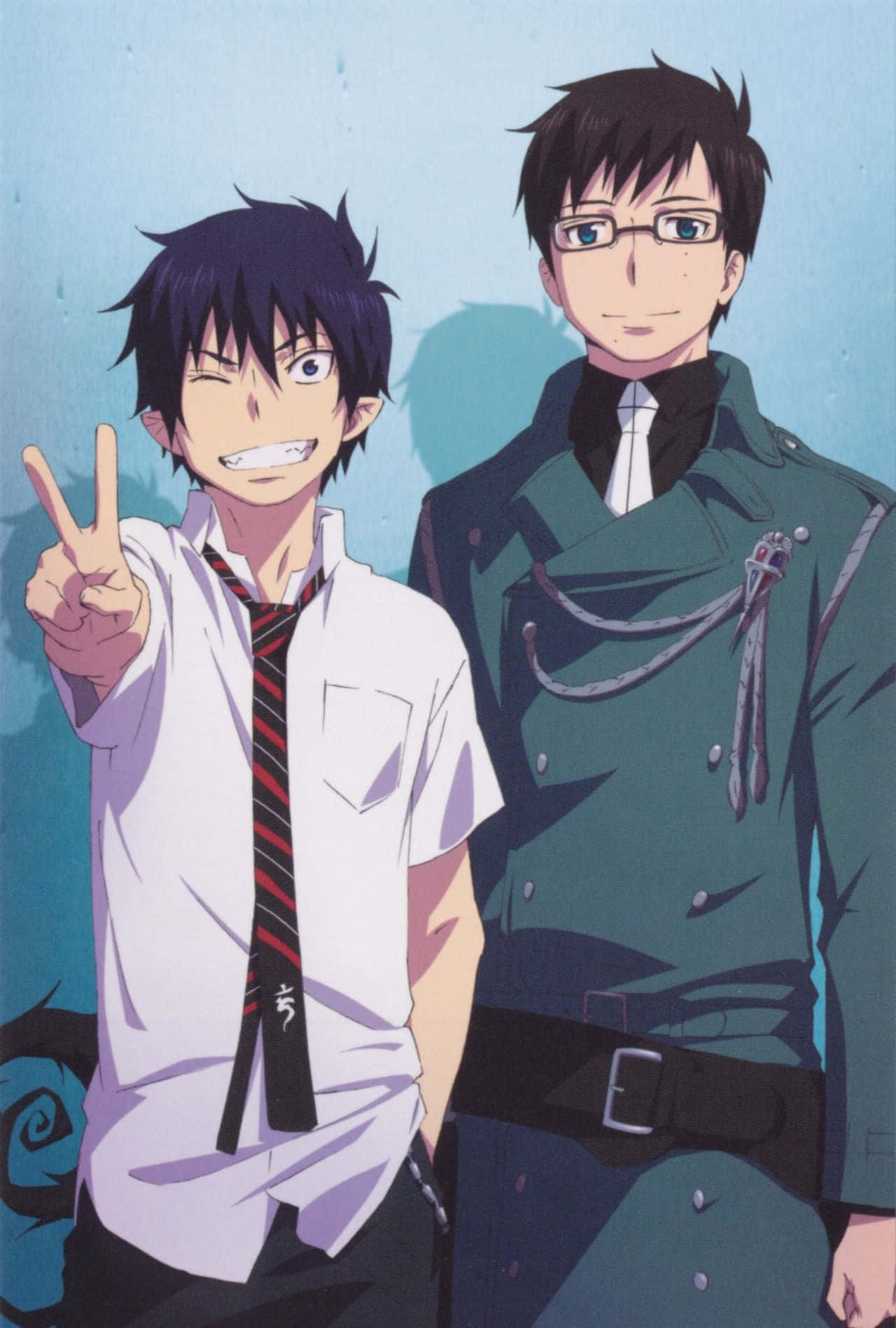 Blue Exorcist 桌布 壁紙 — 兩個動漫男孩，一個眨眼並做出和平手勢，另一個穿著綠色制服，平靜地站在柔和的藍色背景前。