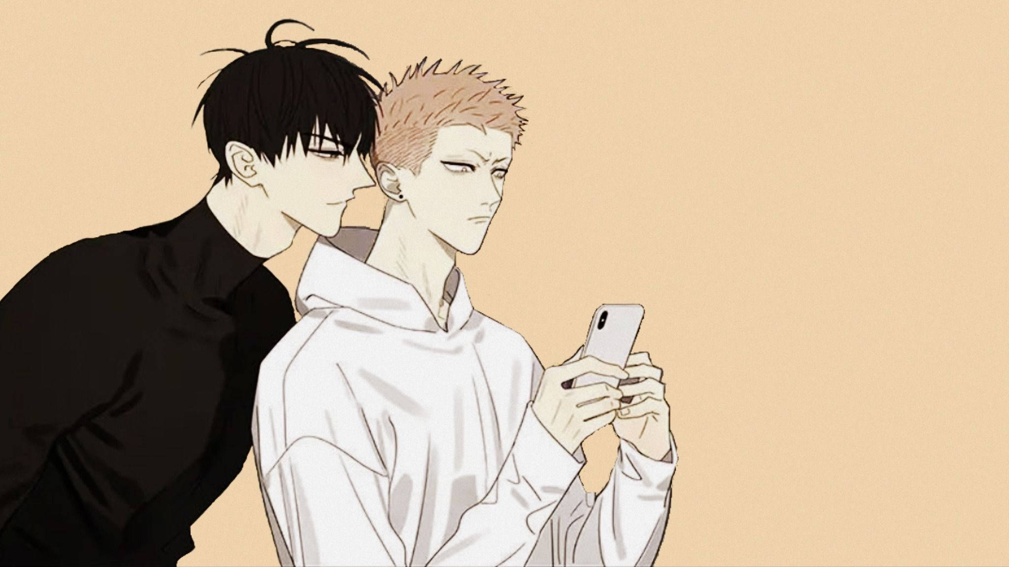 19 Days 桌布 壁紙 — 兩個動漫男孩，一個穿黑色襯衫靠近另一個穿白色連帽衫、拿著手機，背景是米色。