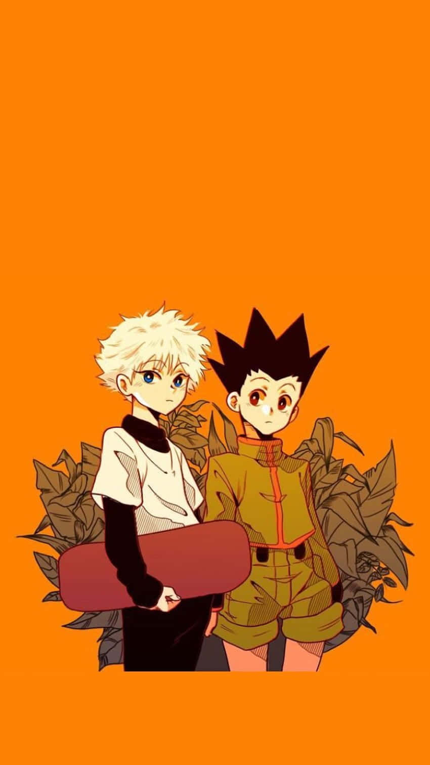 Gon And Killua 桌布 壁紙 — 兩個動漫男孩，頭髮尖刺，站在純橙色背景前，周圍環繞著棕色樹葉。