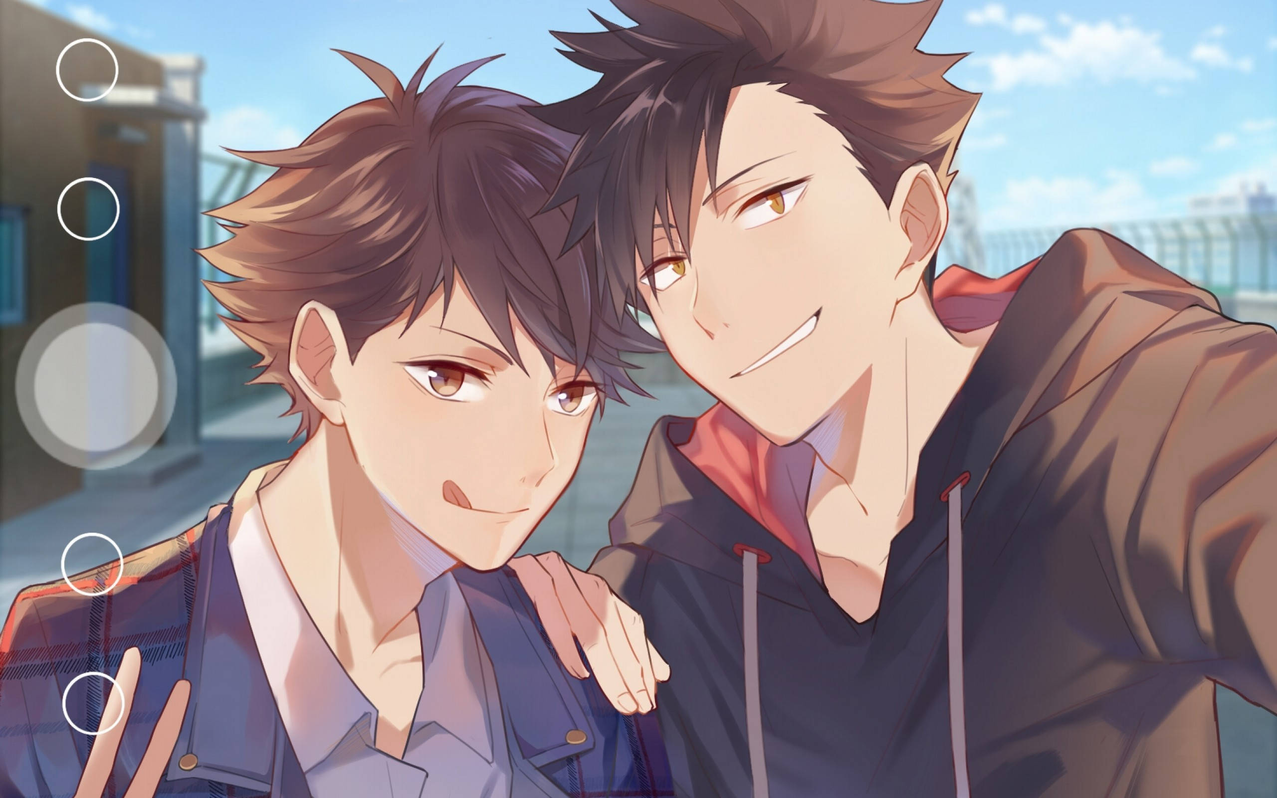 toru oikawa 桌布 壁紙 — 兩個動漫男孩，頭髮尖尖，在明亮的藍天下戶外自拍，溫暖地微笑。