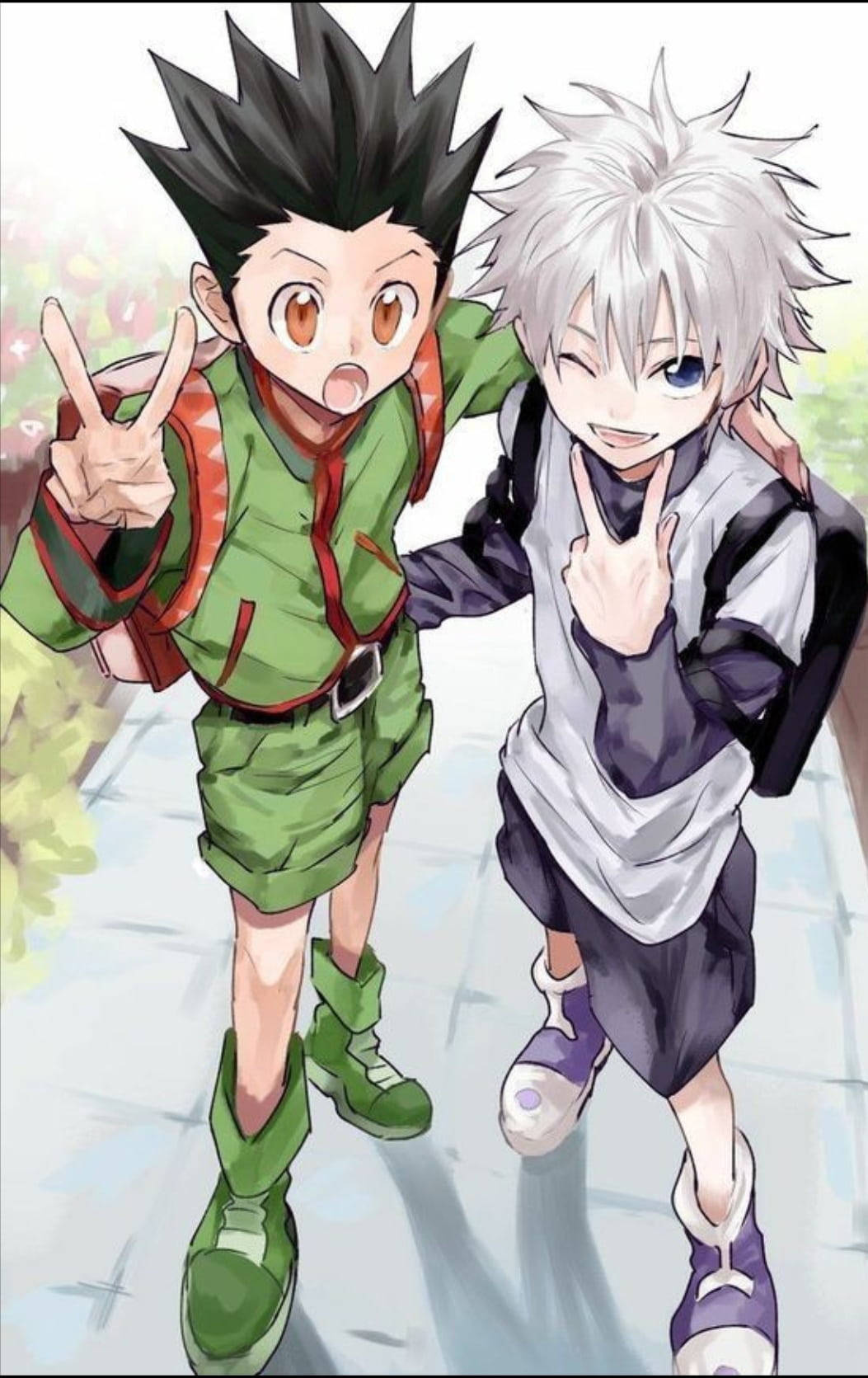 Gon And Killua 桌布 壁紙 — 兩個動漫男孩，頭髮尖尖，開心地擺出和平手勢，在戶外拍照。