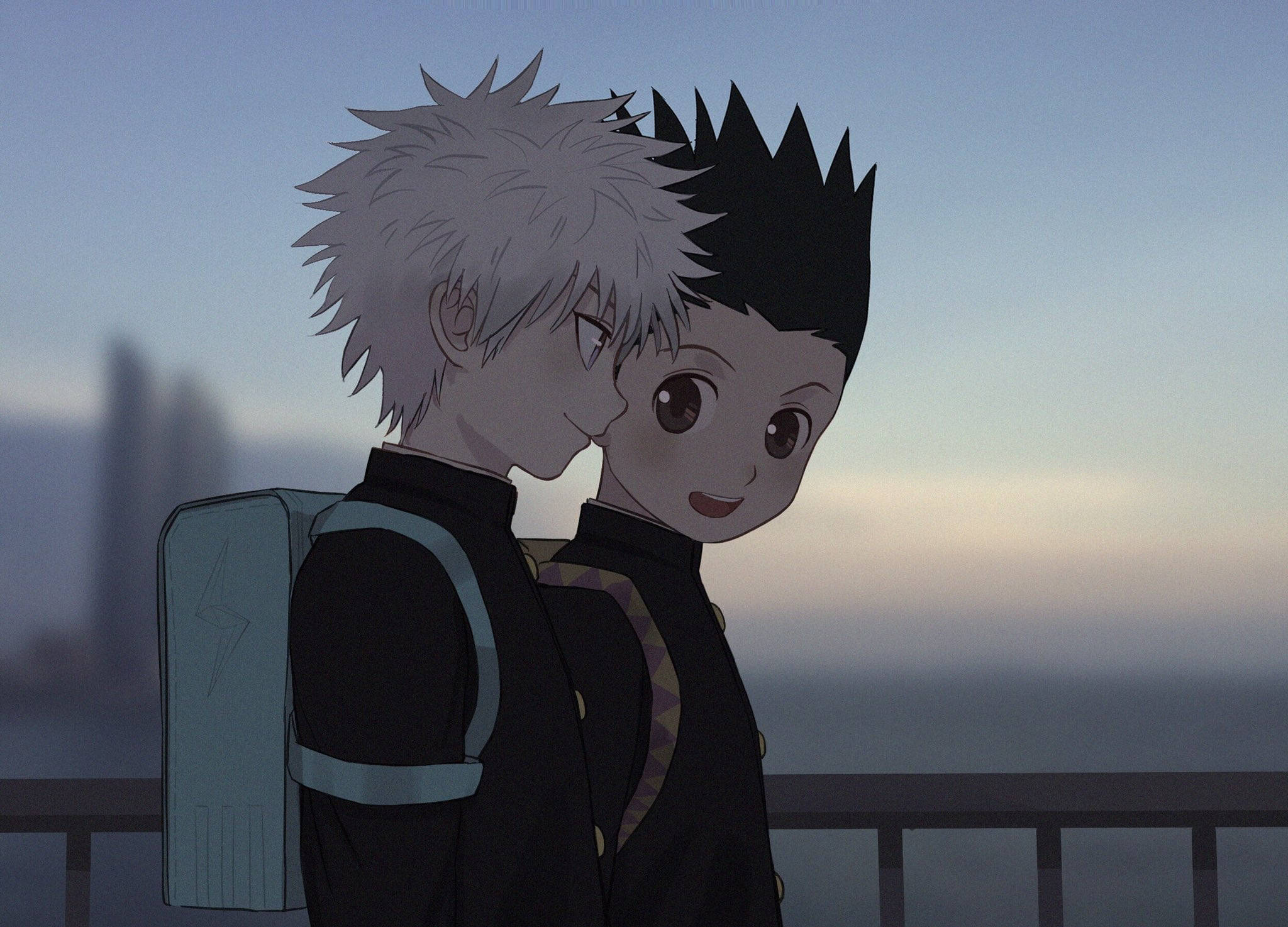 Gon And Killua 桌布 壁紙 — 兩個動漫男孩，頭髮尖尖的，在黃昏時分在欄杆上分享溫馨時刻，身後是朦朧的城市天際線。