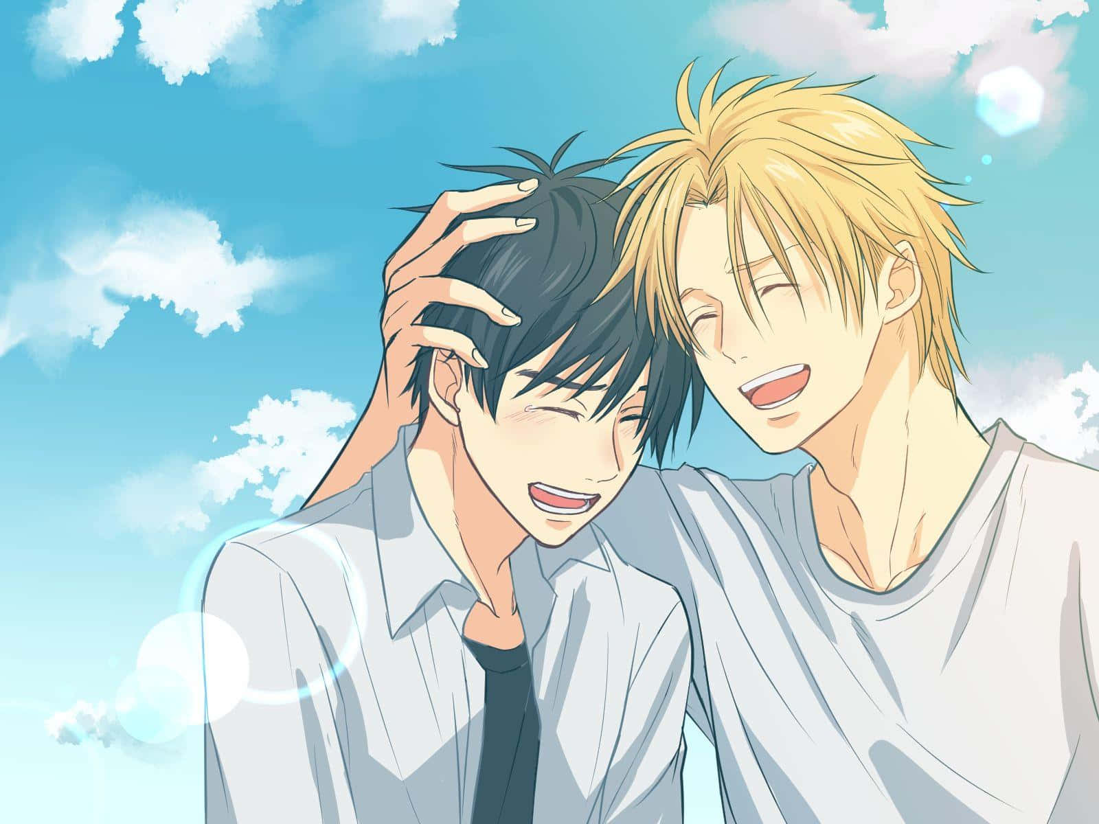 Banana Fish 桌布 壁紙 — 兩個動漫男孩在明亮的藍天下，伴隨著蓬鬆的白雲和鏡頭光暈效果，一起大笑。