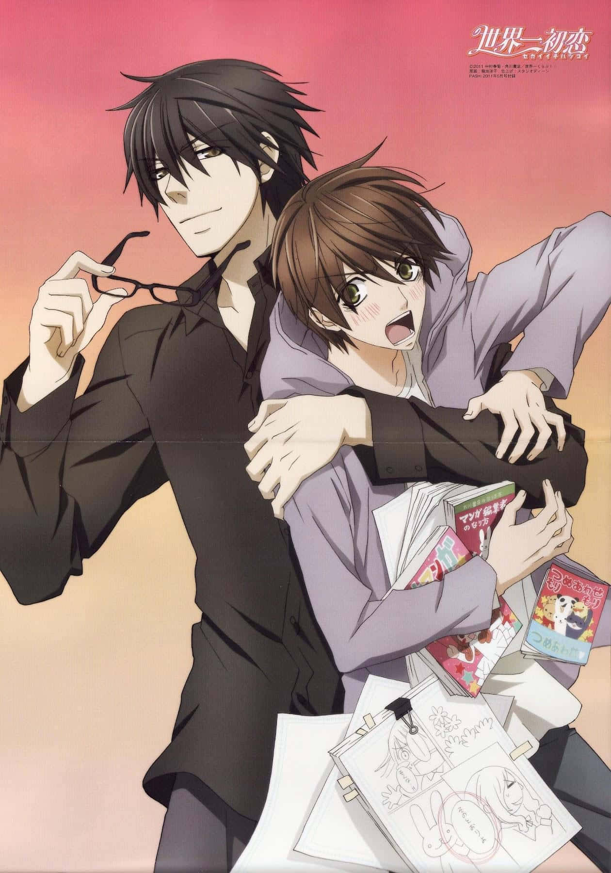 Gay Anime 桌布 壁紙 — 兩個動漫男孩在柔和的粉紅色日落天空下溫暖地擁抱，一個拿著眼鏡，另一個緊握著漫畫和素描。