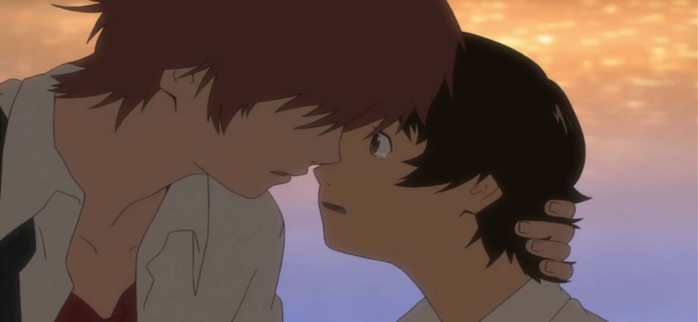 The Girl Who Leapt Through Time 桌布 壁紙 — 兩個動漫男孩在溫暖的日落天空和柔和發光的雲朵背景下傾身接吻。