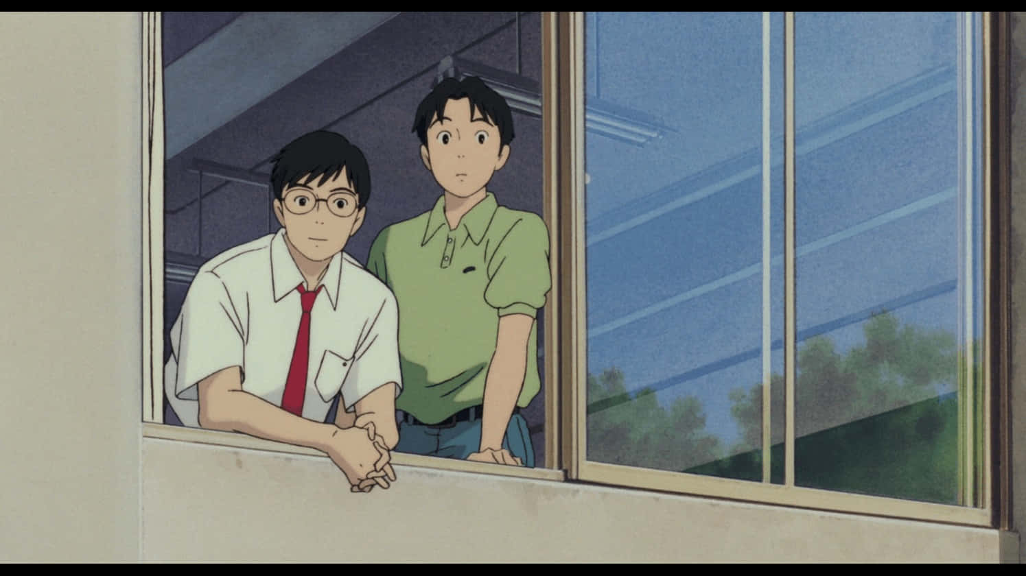 Studio Ghibli Ocean Waves 桌布 壁紙 — 兩個動漫男孩在黃昏時探出窗外，若有所思地凝視著遠方的城市天際線。
