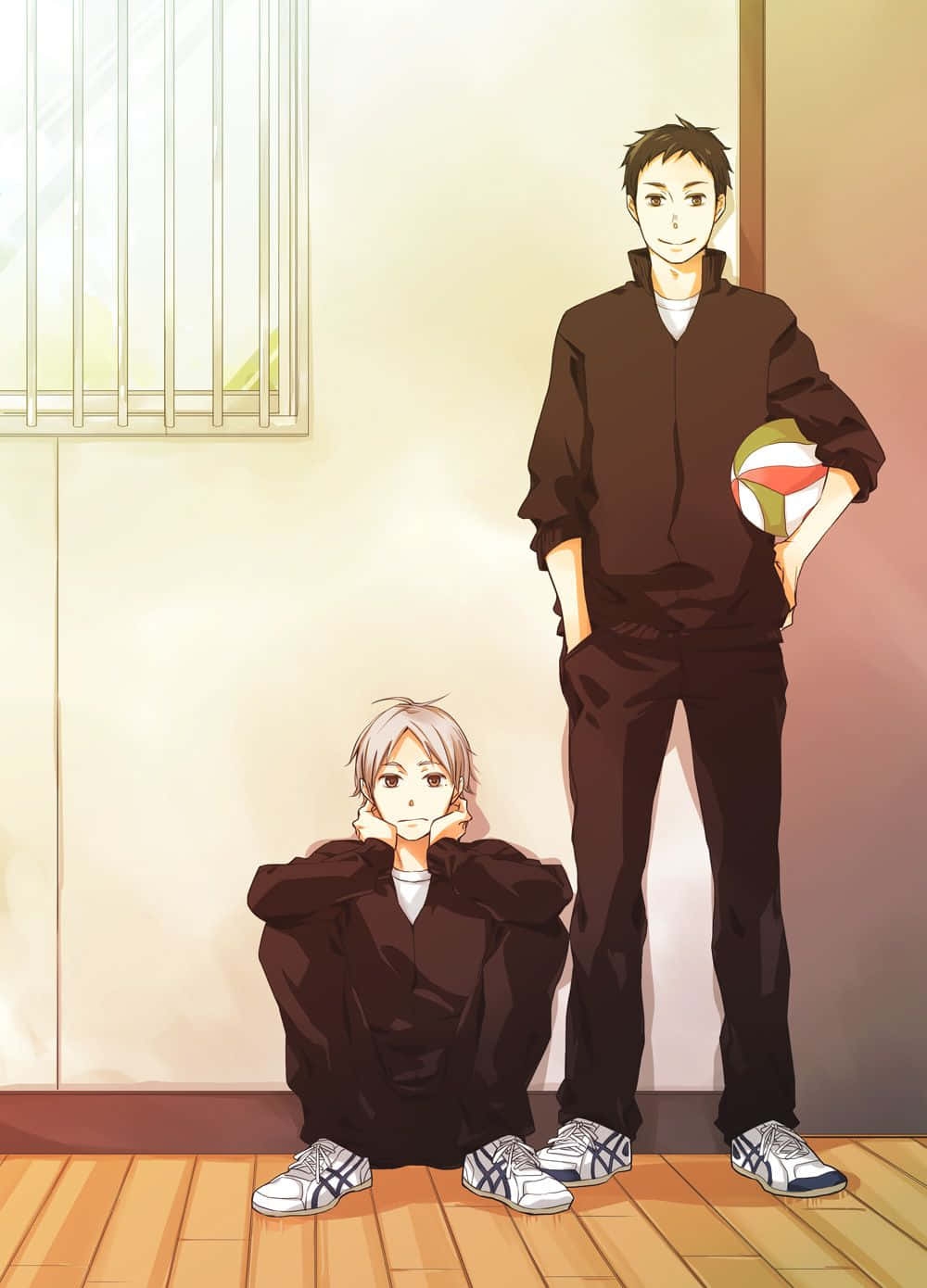 Daichi Sawamura 桌布 壁紙 — 兩個動漫男孩穿著深色運動服在室內擺姿勢，一個站著拿著排球，另一個蹲在窗邊的木地板上。