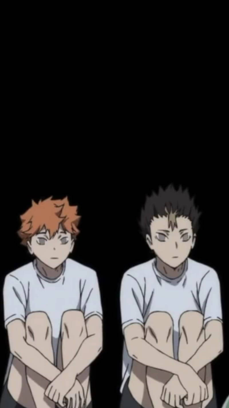 Shoyo Hinata 桌布 壁紙 — 兩個動漫男孩蜷縮在黑色背景上，膝蓋抬起，穿著純白色T恤。