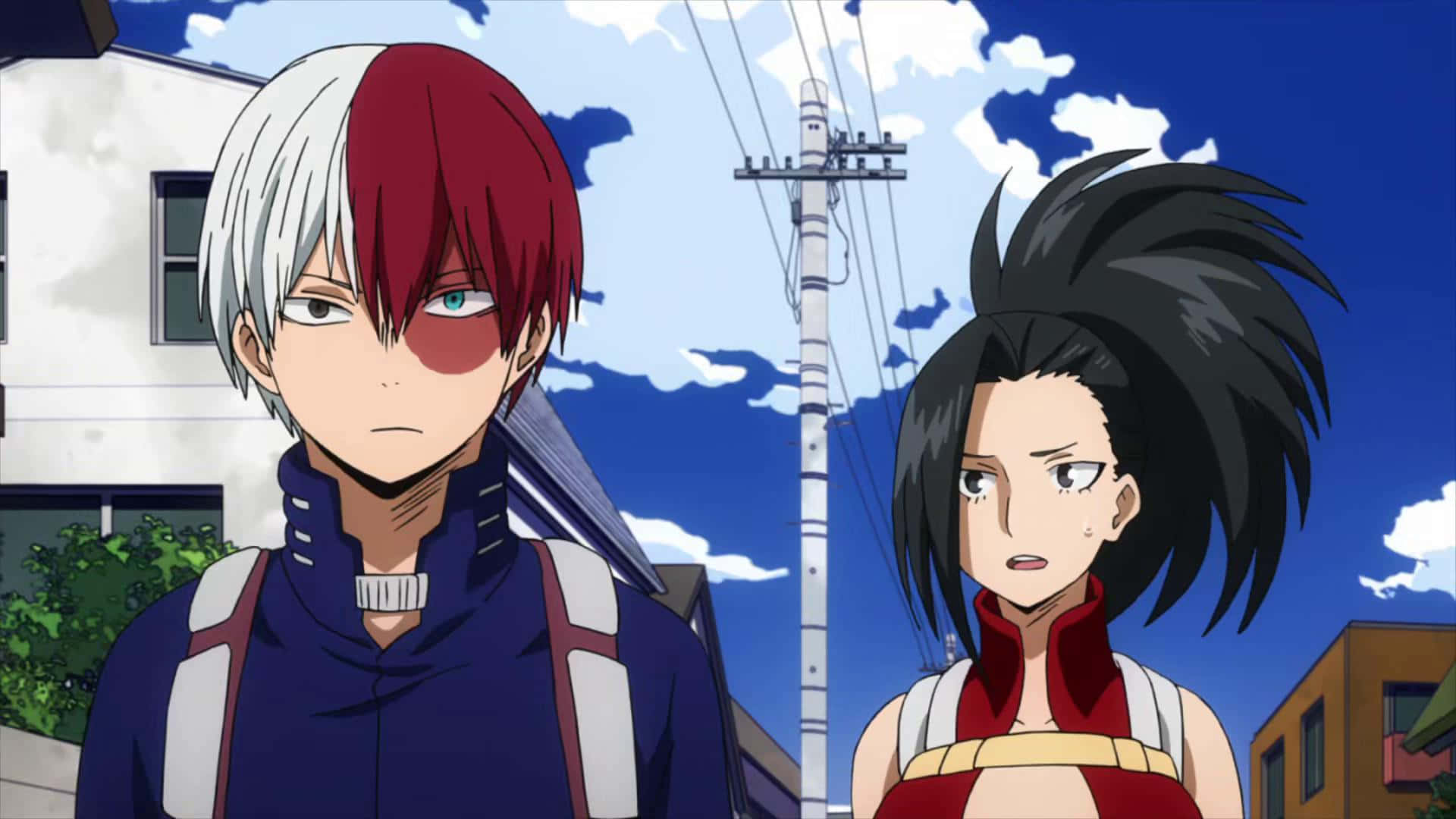 Momo Yaoyorozu 桌布 壁紙 — 兩個動漫英雄站在郊區街道上，頭頂是明亮的藍天和蓬鬆的雲朵。