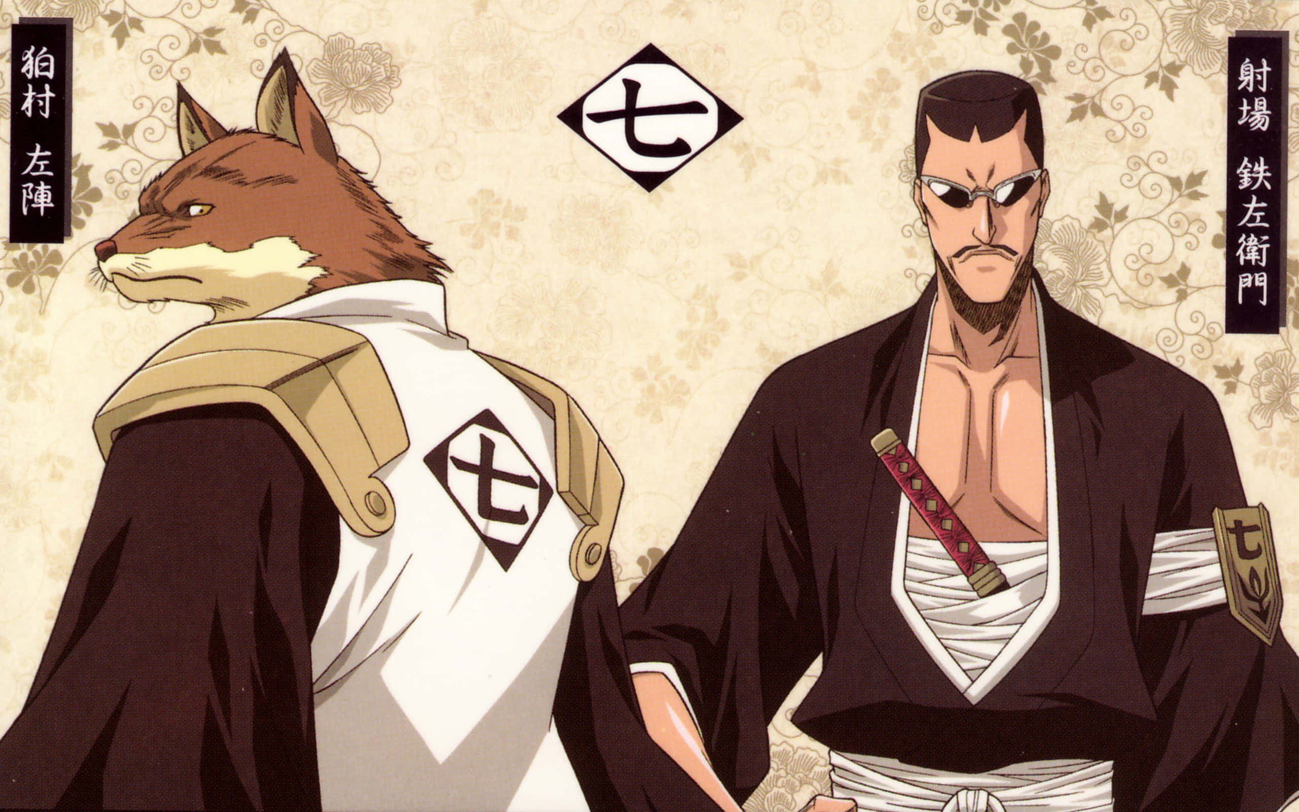 Sajin Komamura 桌布 壁紙 — 兩個動漫角色，一個狐人與一個穿著傳統日本服飾的人類男性，並肩站在花卉壁紙背景前。
