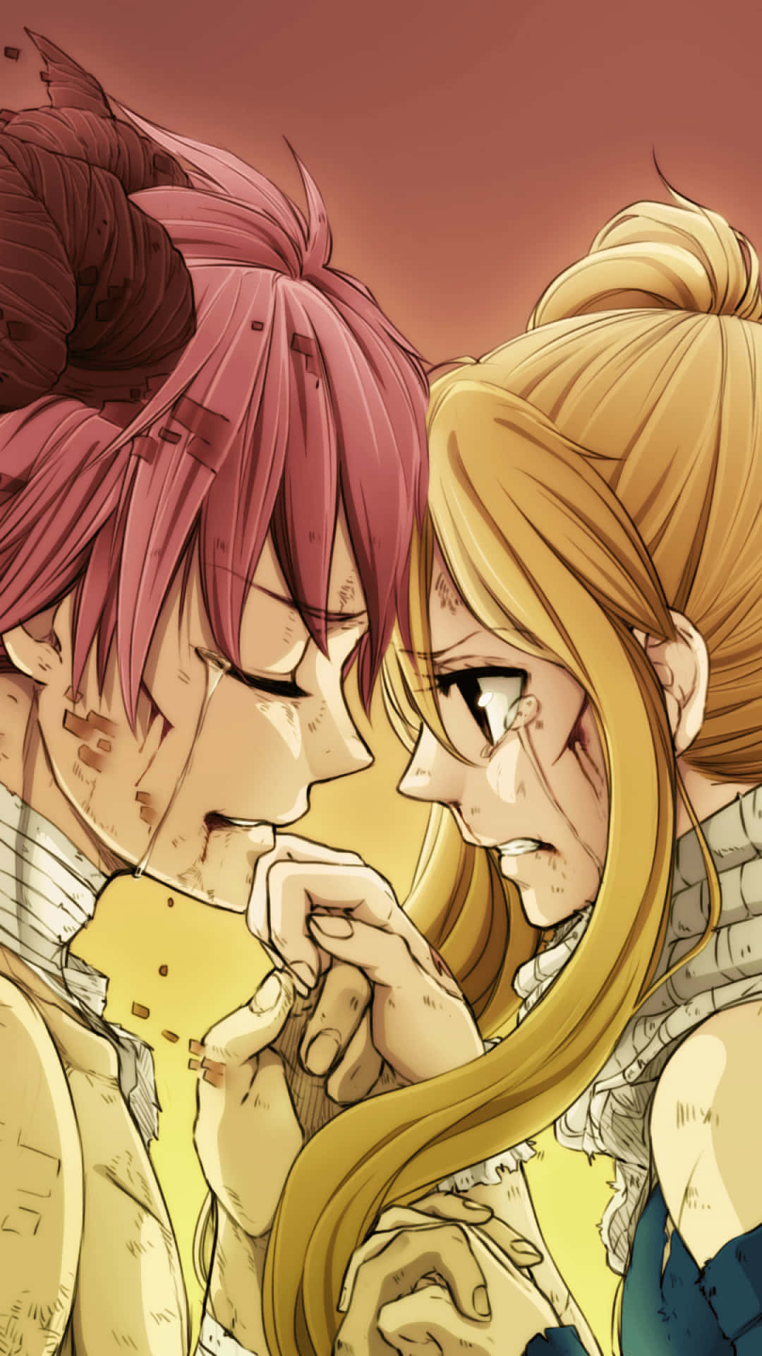 lucy heartfilia 桌布 壁紙 — 兩個動漫角色，一個粉紅色頭髮，一個金色頭髮，在溫暖的日落天空下牽手，展現溫柔一刻。