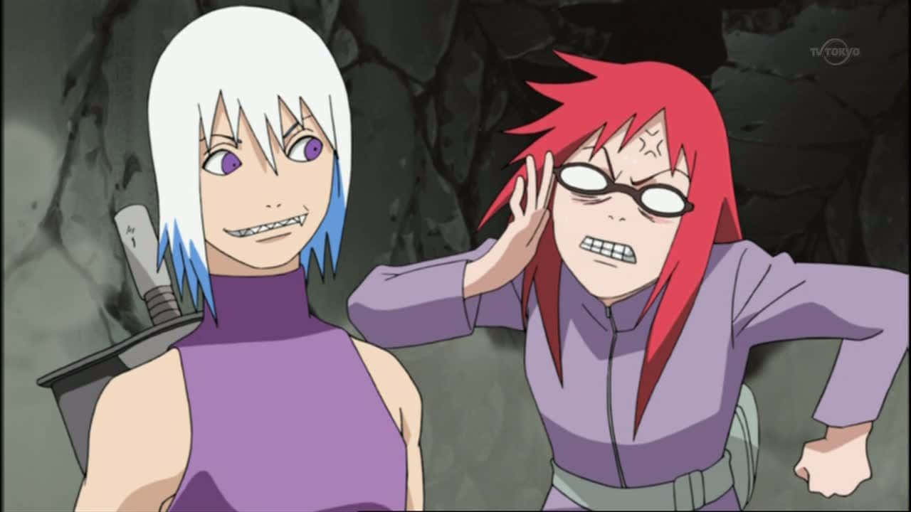 Karin Uzumaki 桌布 壁紙 — 兩個動漫角色，一白一紅頭髮，站在黑暗洞穴中，一個持劍冷笑，另一個雙手靠近耳朵大喊。