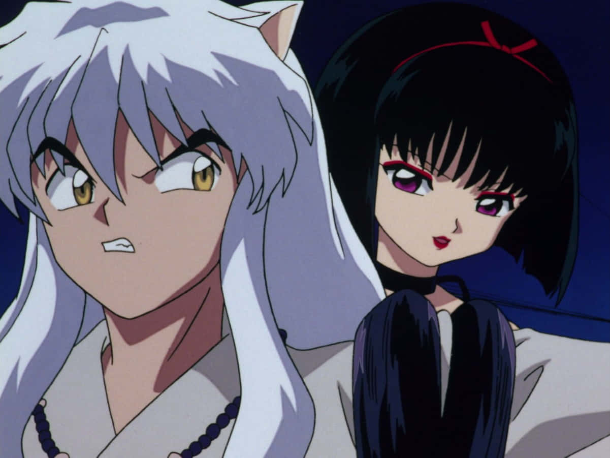 Inuyasha Yura 桌布 壁紙 — 兩個動漫角色，一白一黑頭髮，在深藍色背景下凝視著。