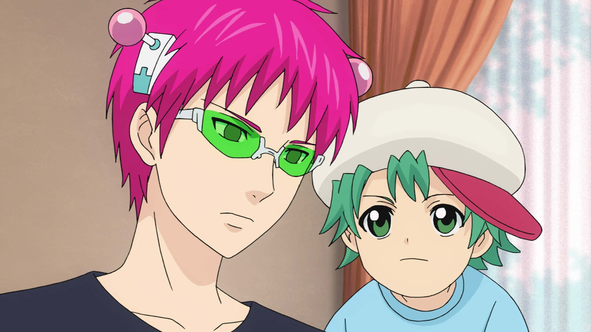 The Disastrous Life Of Saiki K 桌布 壁紙 — 兩個動漫角色，一粉一綠頭髮，在室內近距離站立，一個戴綠色眼鏡，另一個戴帽子。