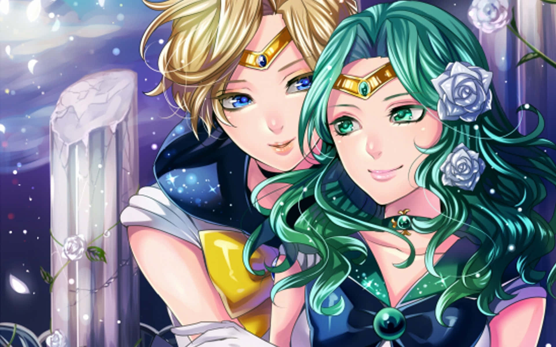 Sailor Uranus 桌布 壁紙 — 兩個動漫角色，一頭金髮和藍綠色頭髮，戴著星星頭帶，在閃爍的夜空下微笑地站在發光的水晶柱旁。