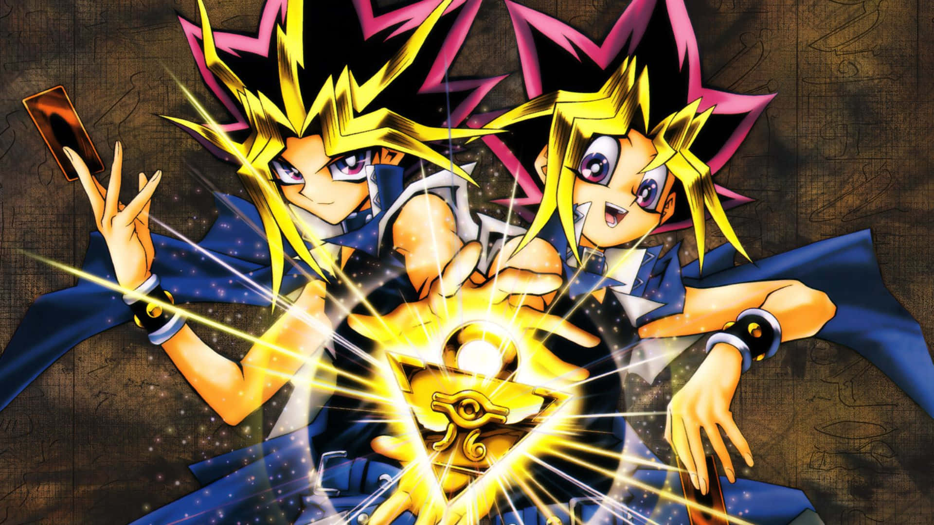 Yugioh 桌布 壁紙 — 兩個動漫角色，擁有尖刺黃色頭髮，在紋理棕色背景前，從發光神器引導金色能量。