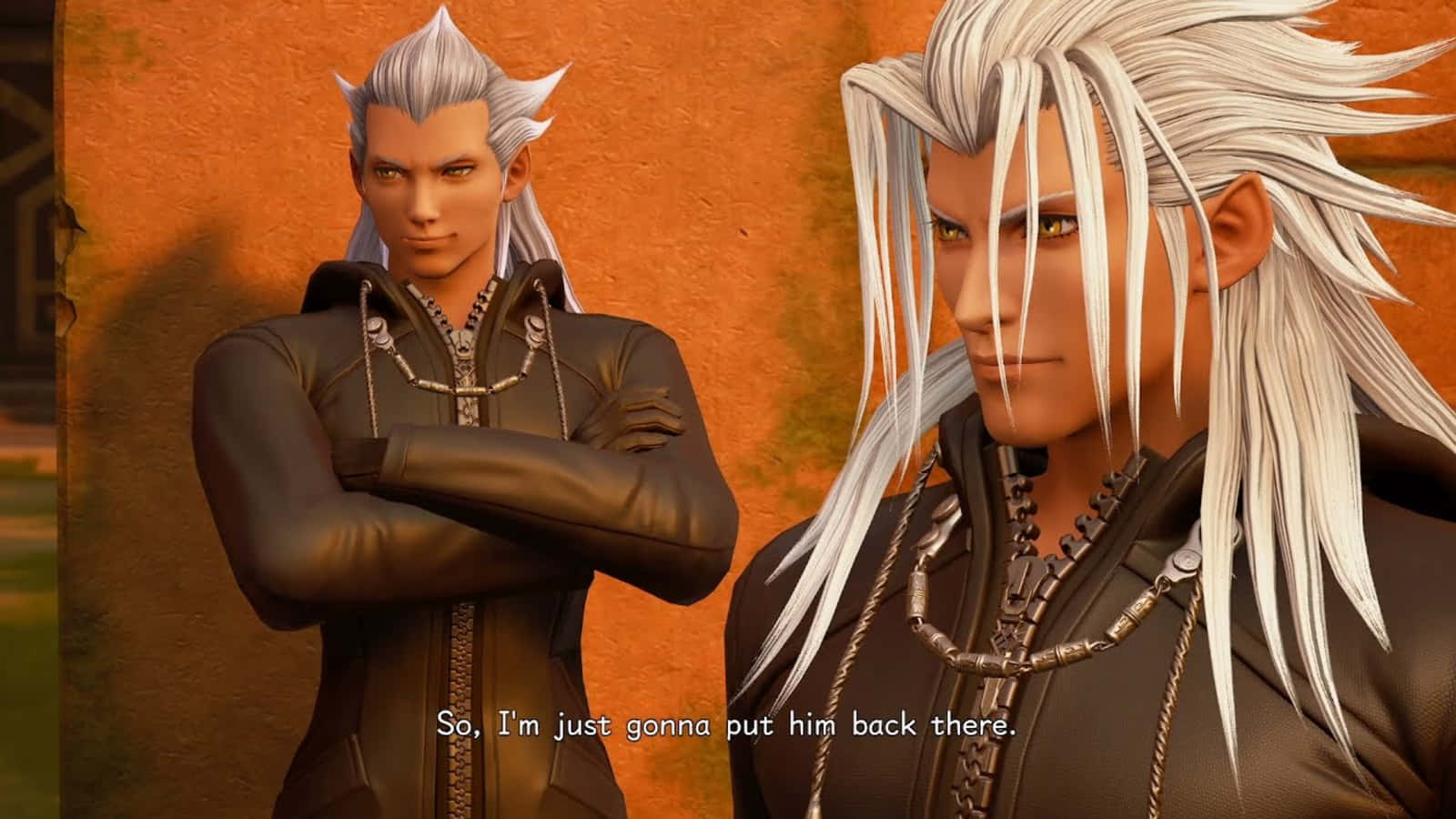 Kingdom Hearts Xemnas 桌布 壁紙 — 兩個動漫角色，有著尖刺白髮和皮夾克，自信地站在溫暖的橙色牆前。