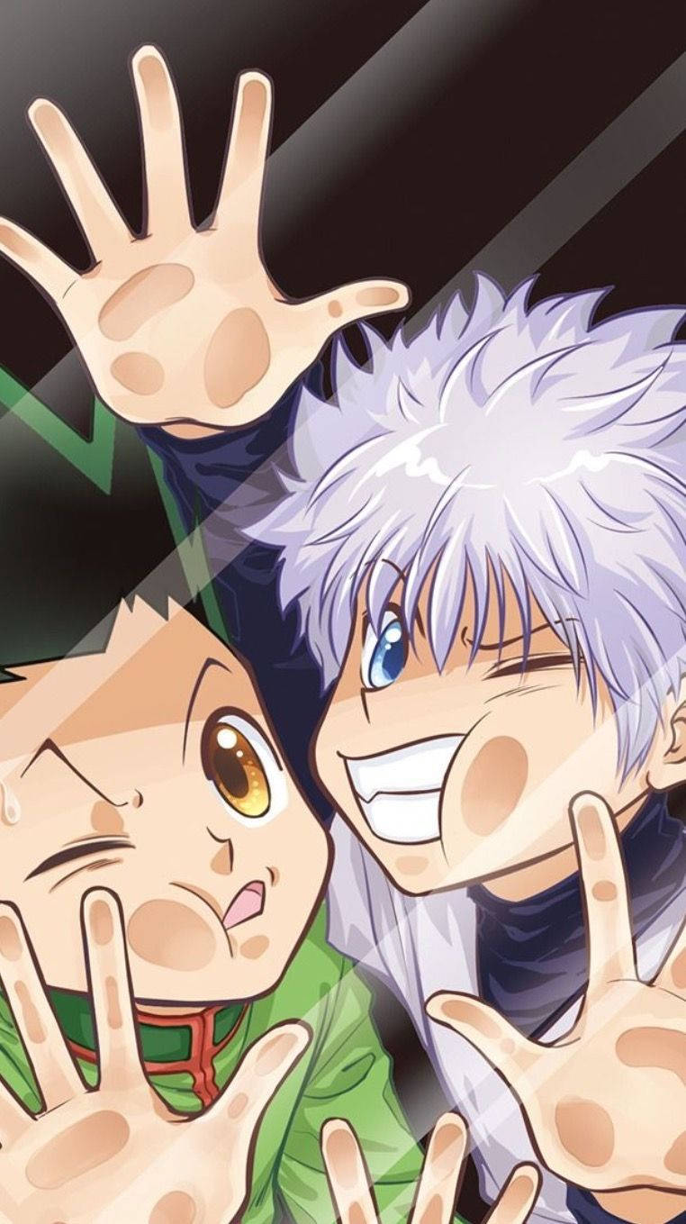 Gon And Killua 桌布 壁紙 — 兩個動漫角色，有著尖刺頭髮和大眼睛，在黑暗背景前舉起雙手，擺出俏皮的姿勢。