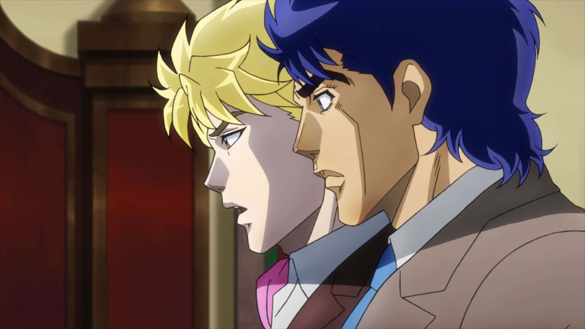 Phantom Blood 桌布 壁紙 — 兩個動漫角色，金髮和藍髮，穿著正式服裝，並排站在一個燈光溫暖的房間裡。