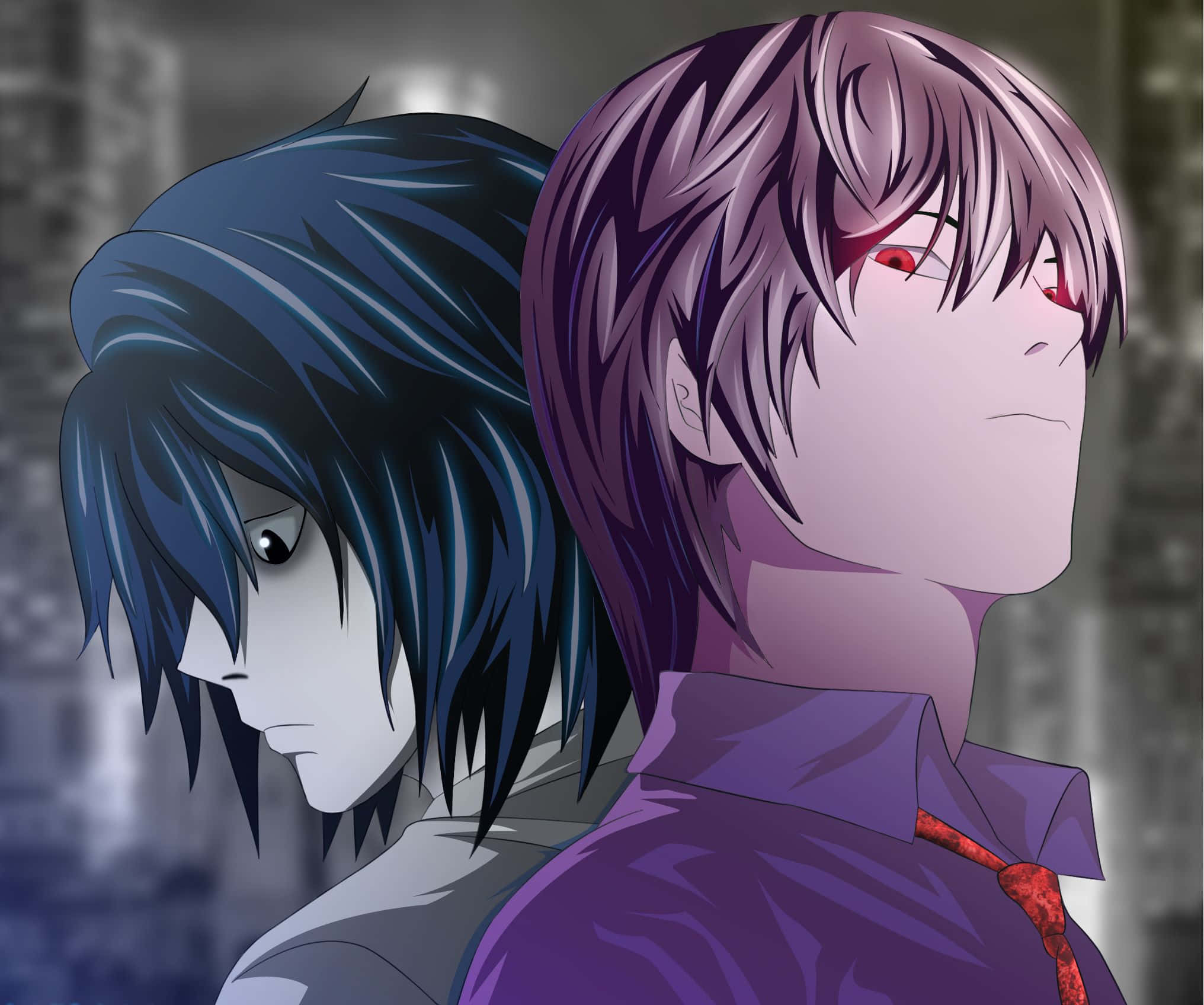 Light Yagami 桌布 壁紙 — 兩個動漫角色，頭髮和眼睛形成對比，背靠背站在模糊的城市景觀前。