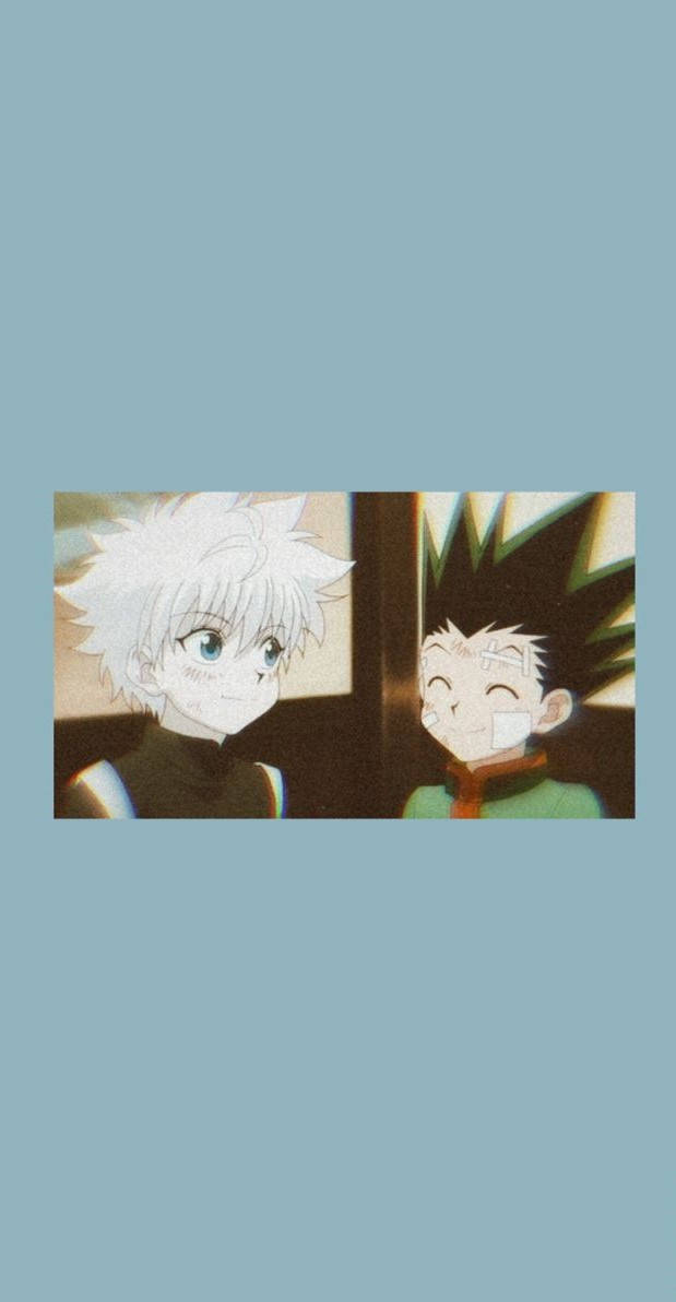 獵人 x 獵人 桌布 壁紙 — 兩個動漫角色，頭髮尖尖，在柔和的藍色背景上互相溫暖地微笑。