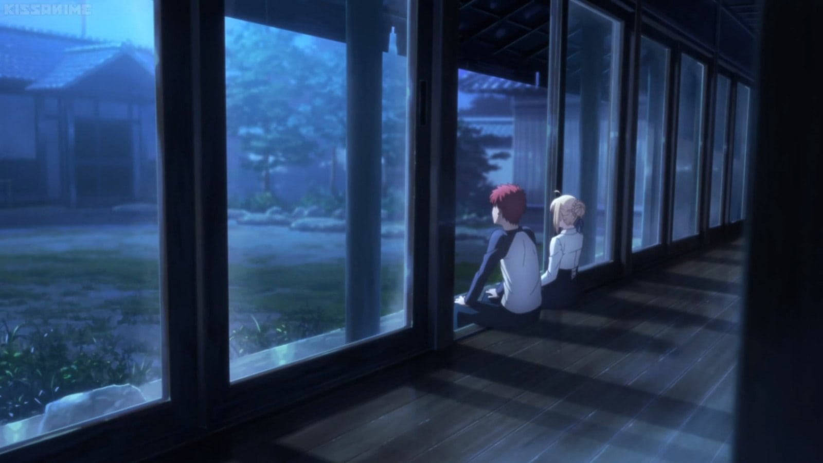 Romantic 桌布 壁紙 — 兩個動漫角色並排坐在木地板上，透過大窗戶凝視著黃昏時霧氣瀰漫的花園。