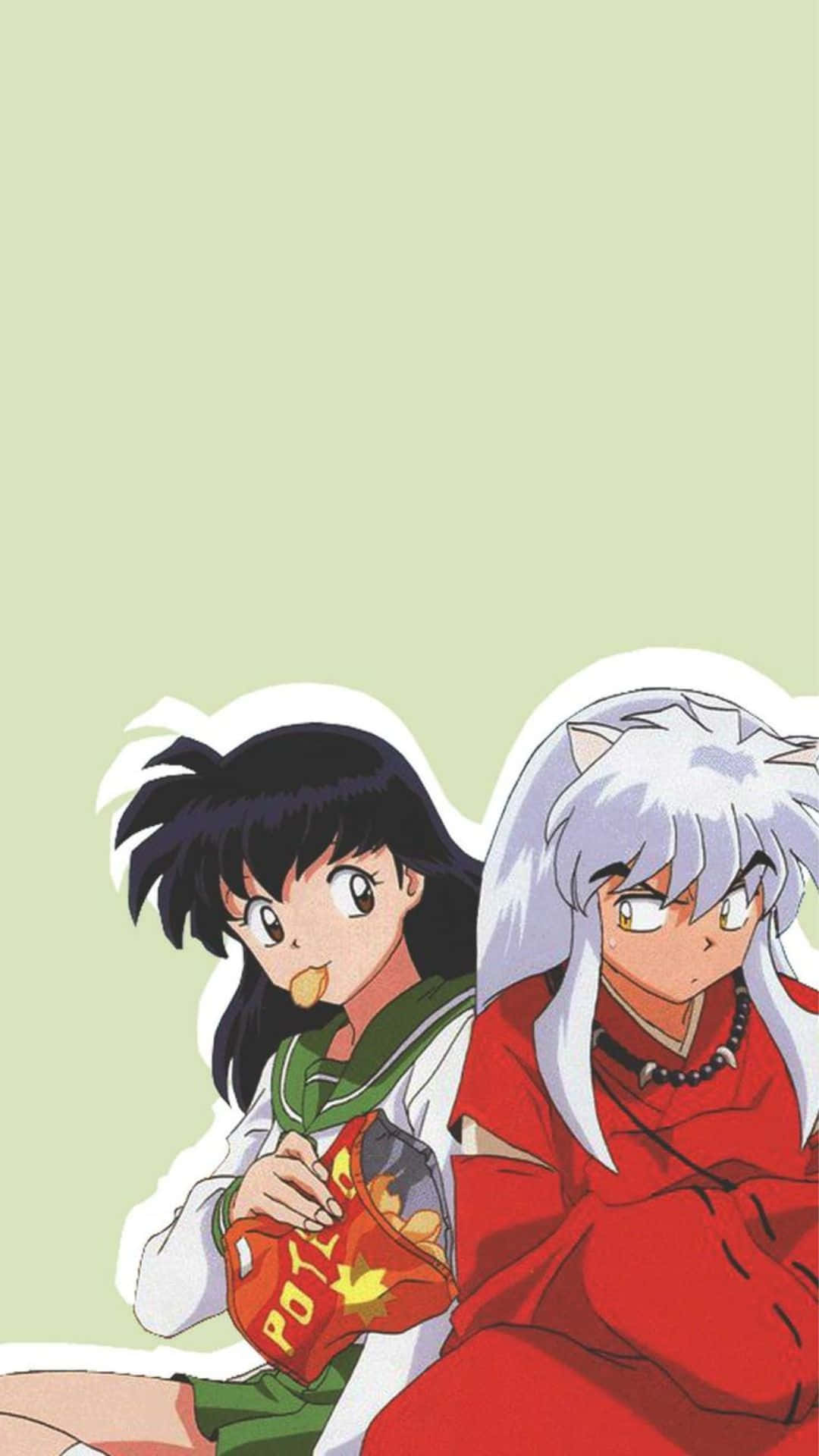 Kagome Higurashi 桌布 壁紙 — 兩個動漫角色並排而坐，一個在吃薯片，另一個在淡綠色背景下看向別處。