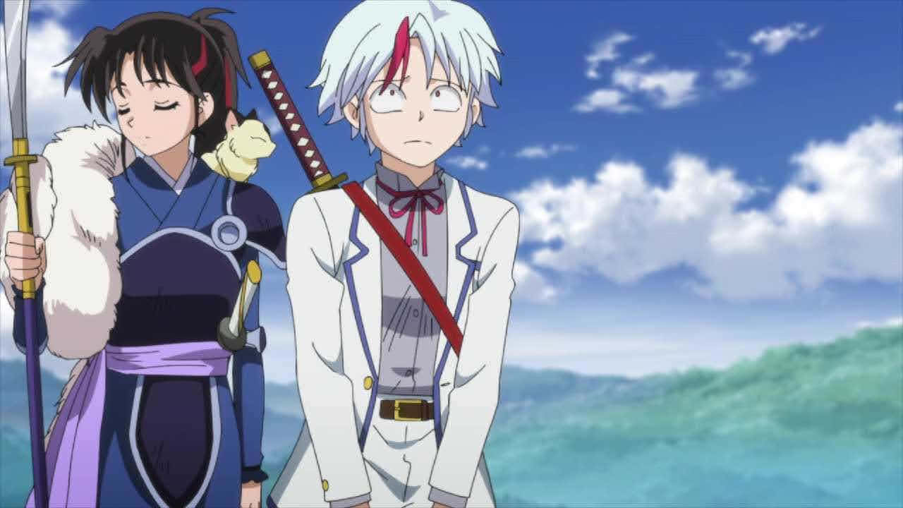 Towa Higurashi 桌布 壁紙 — 兩個動漫角色並肩站立，背景是明亮的藍天、蓬鬆的雲朵和遠處的綠色山丘。