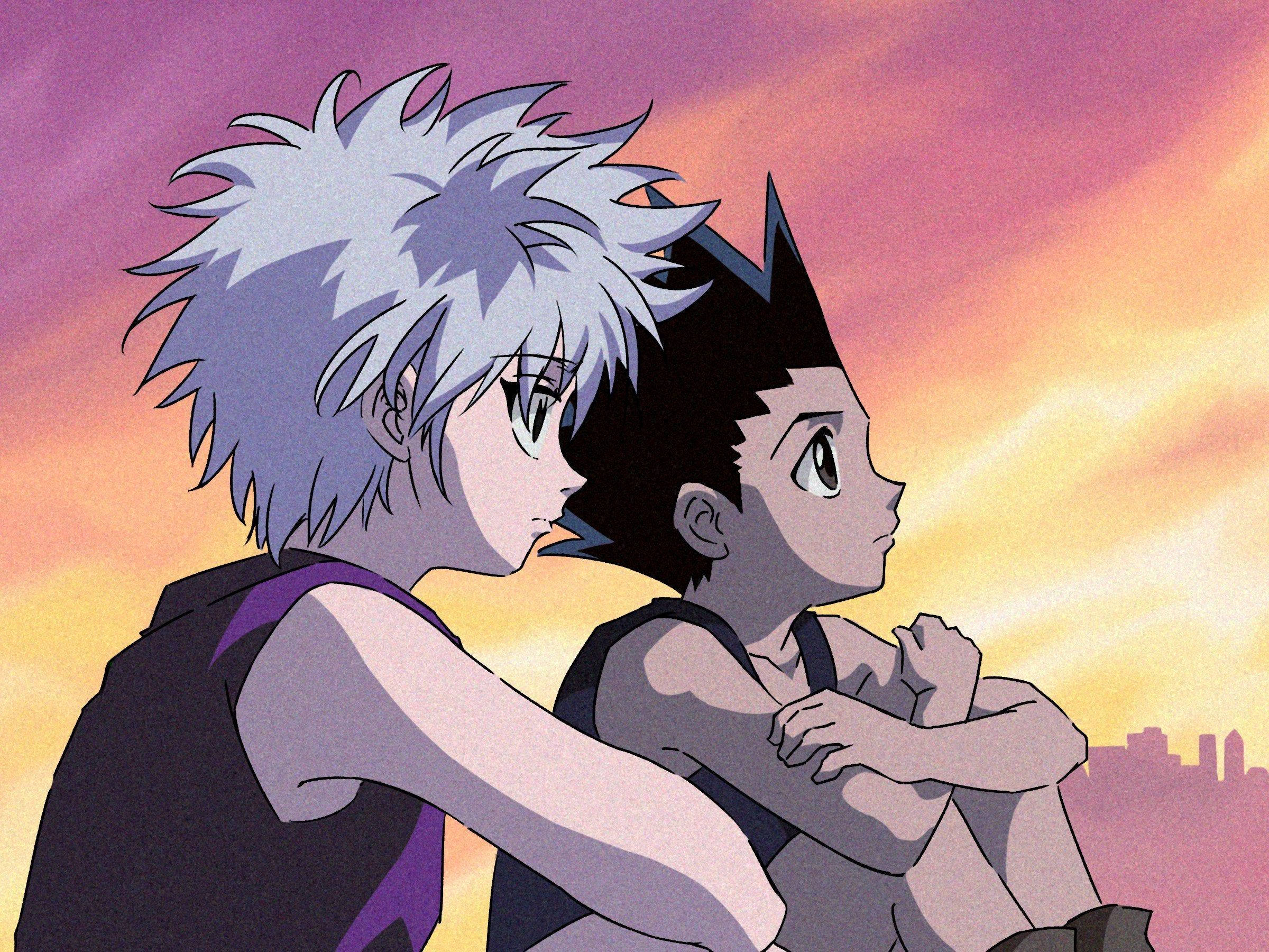 Gon And Killua 桌布 壁紙 — 兩個動漫角色並肩而坐，背景是充滿活力的日落天空，遠處有城市剪影。