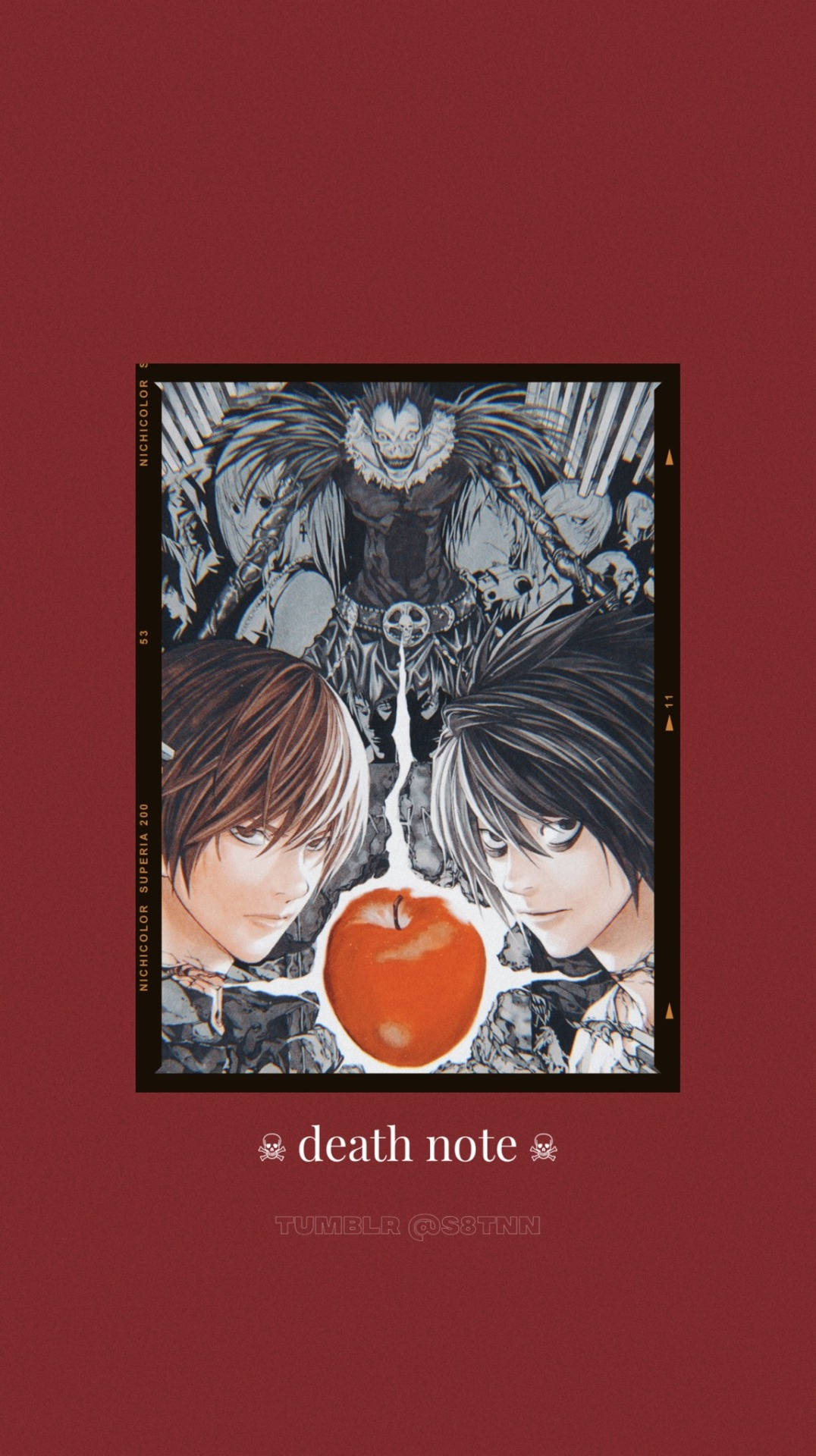 Death Note Aesthetic 桌布 壁紙 — 兩個動漫角色凝視著一個紅蘋果，一個骷髏身影在他們上方隱現，背景為深紅色。