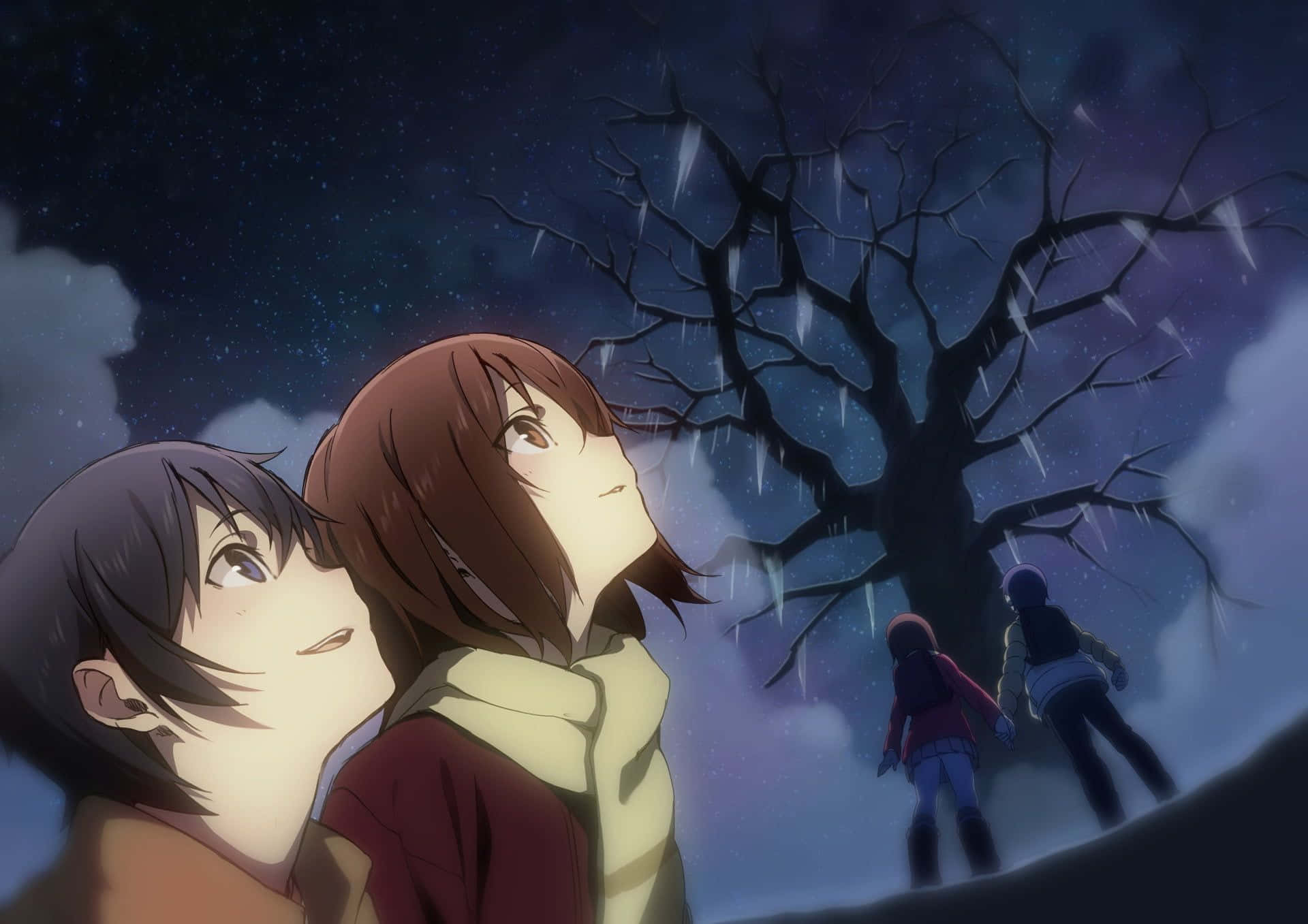 Erased 桌布 壁紙 — 兩個動漫角色在一棵掛滿冰柱的光禿禿樹下仰望星空，而另外兩個角色在遠處走開。