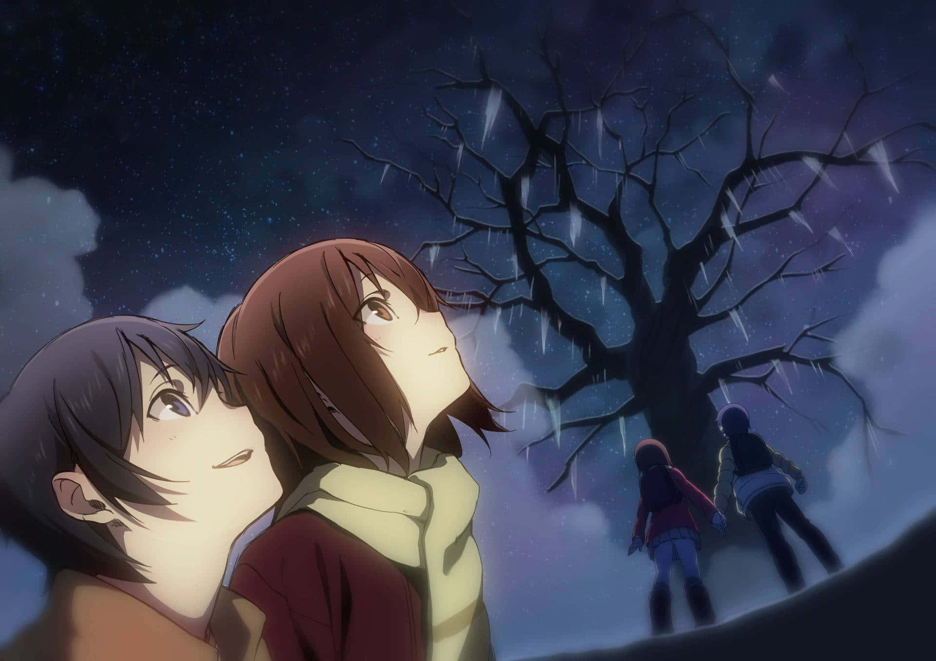 Erased 桌布 壁紙 — 兩個動漫角色在光禿禿的樹下仰望繁星點點的夜空，雪花輕輕飄落在他們周圍。