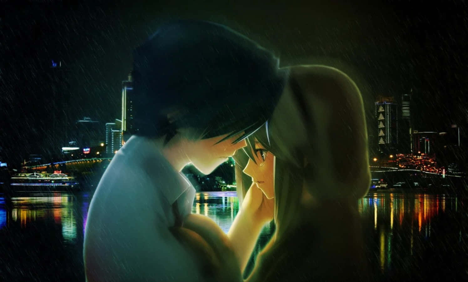 動漫愛情 桌布 壁紙 — 兩個動漫角色在夜晚發光的城市天際線下，在雨中分享親密時刻。