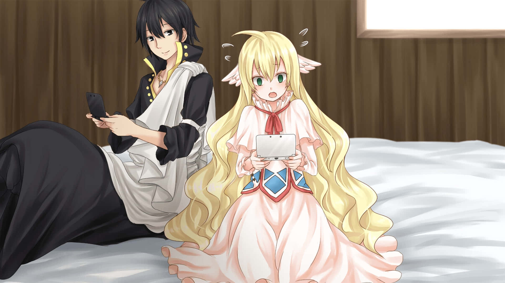Mavis Vermillion 桌布 壁紙 — 兩個動漫角色在床上放鬆，一個黑頭髮拿著電話，另一個長金髮有翅膀拿著平板電腦。