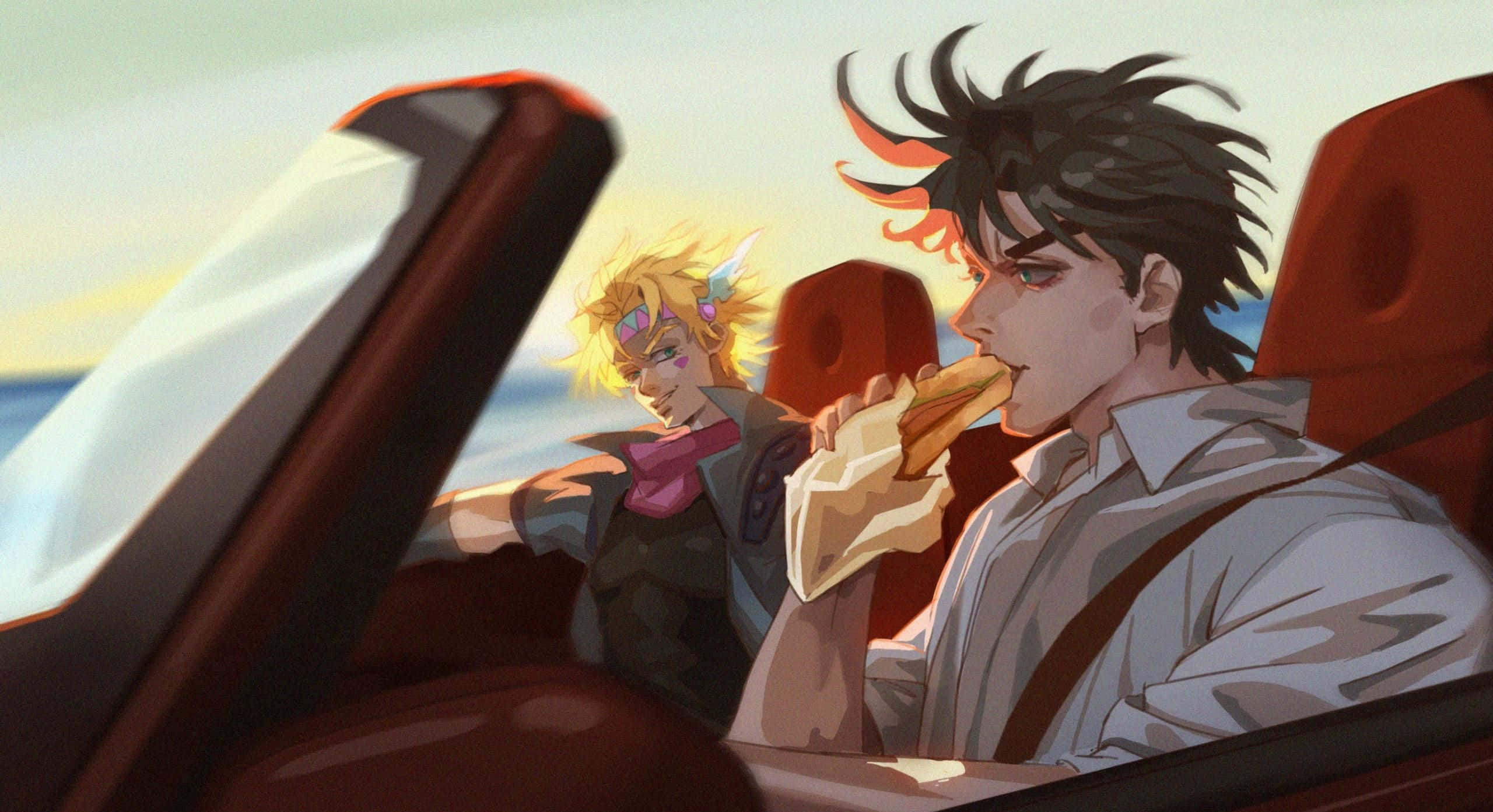 Battle Tendency 桌布 壁紙 — 兩個動漫角色在敞篷車上享受公路旅行，金色夕陽的光芒灑在他們身後的海景上。
