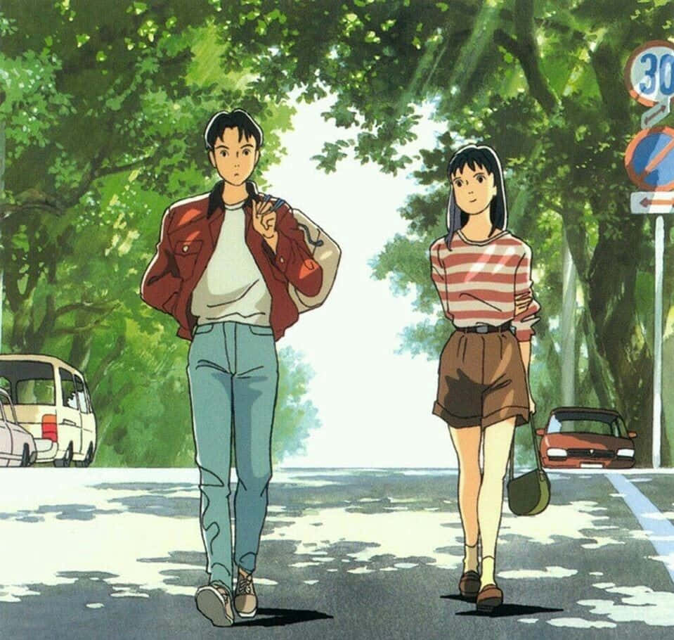 Studio Ghibli Ocean Waves 桌布 壁紙 — 兩個動漫角色在斑駁的陽光下，沿著一條兩旁種滿樹木的街道漫步，可見停泊的汽車和一個限速標誌。