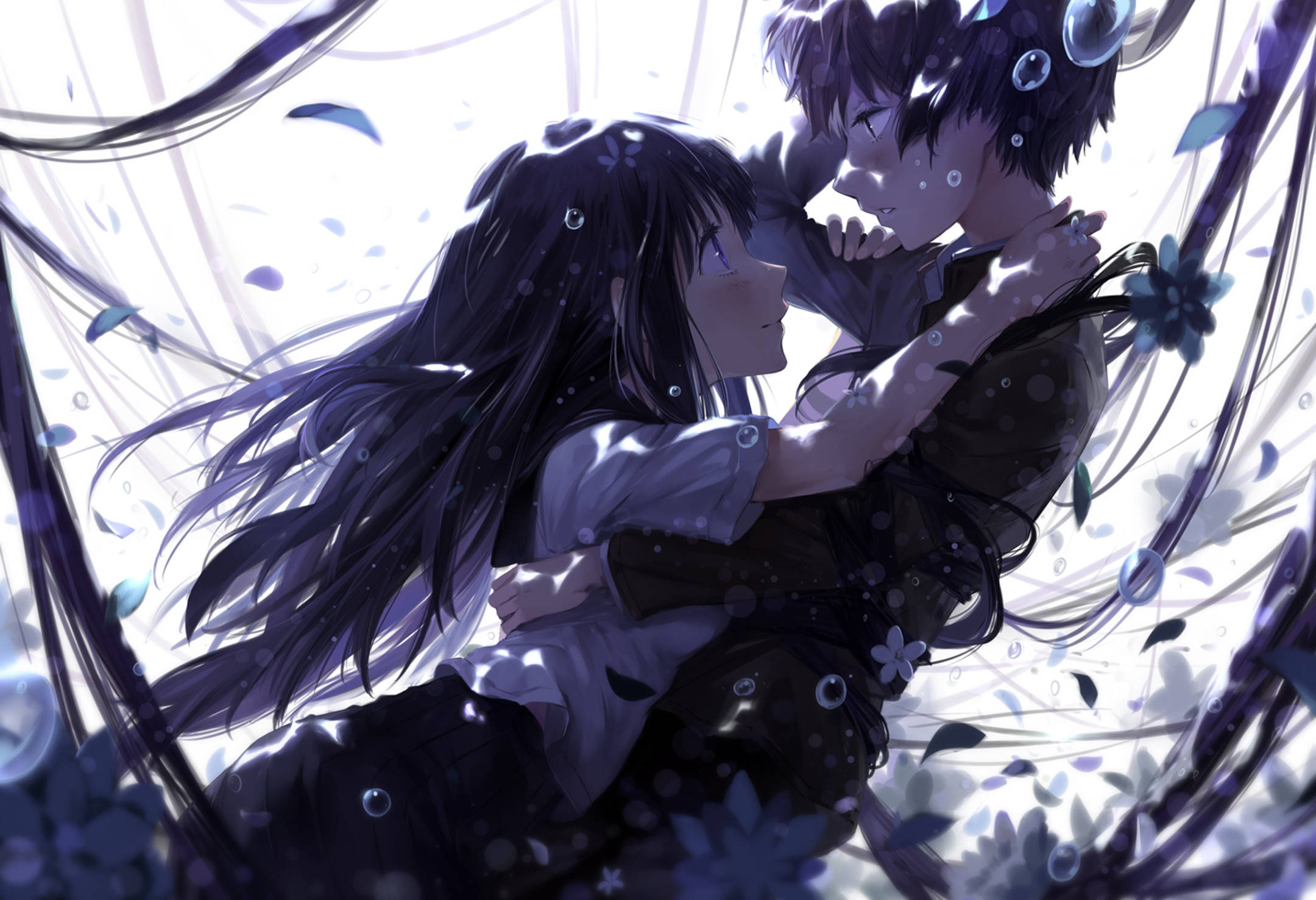 Hyouka 桌布 壁紙 — 兩個動漫角色在旋轉的紫色樹葉和漂浮的氣泡中溫柔擁抱，營造出夢幻而空靈的場景。
