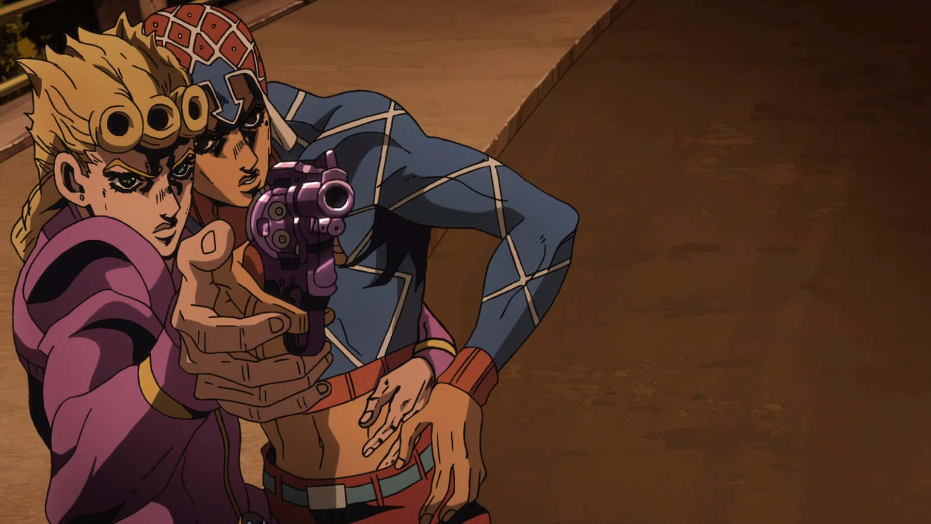 Vento Aureo 桌布 壁紙 — 兩個動漫角色在昏暗的小巷中緊張對峙，其中一人用紫色左輪手槍瞄準另一人。