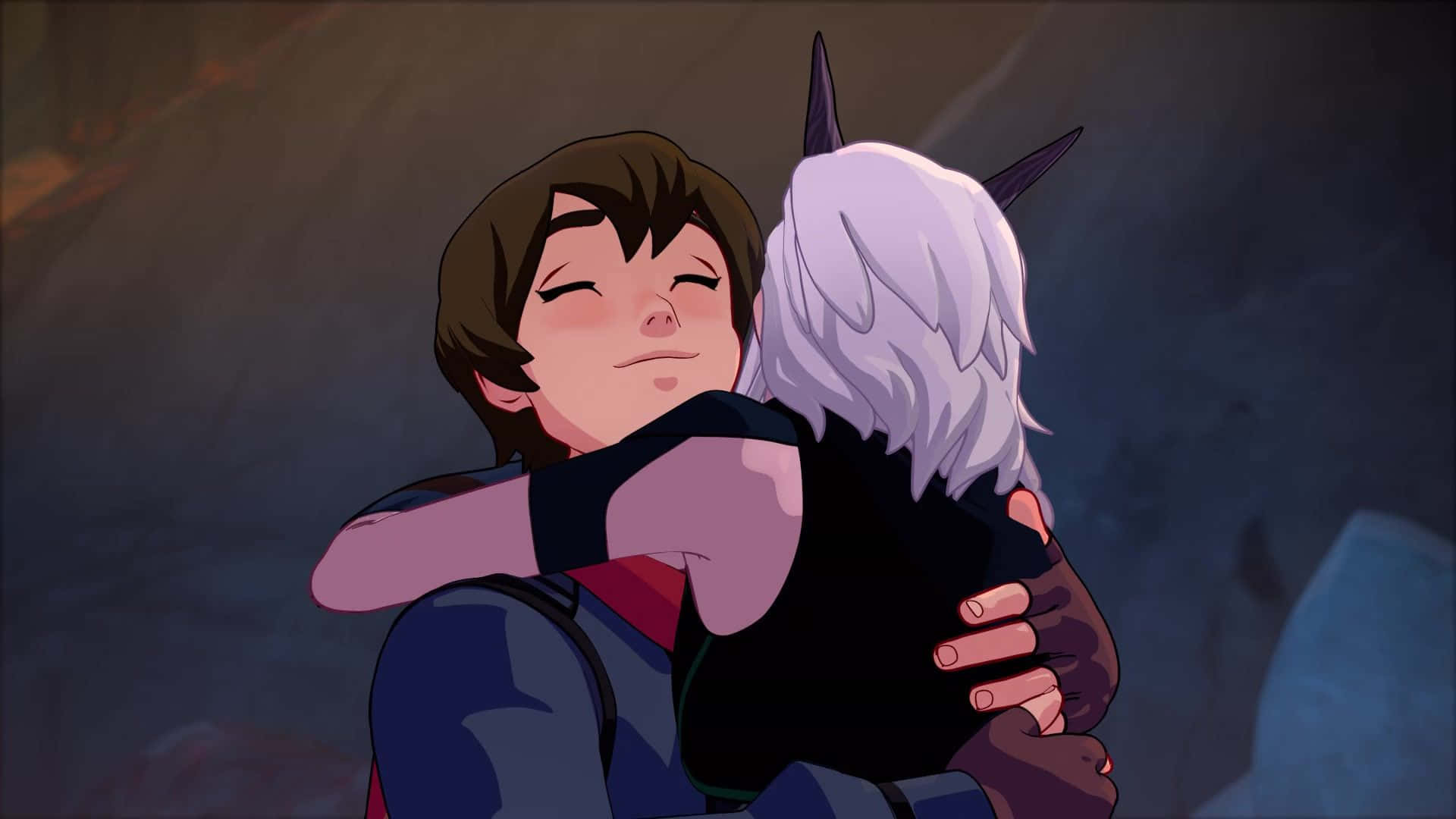 The Dragon Prince 桌布 壁紙 — 兩個動漫角色在昏暗的洞穴中溫暖地擁抱，柔和的光芒從上方灑落。