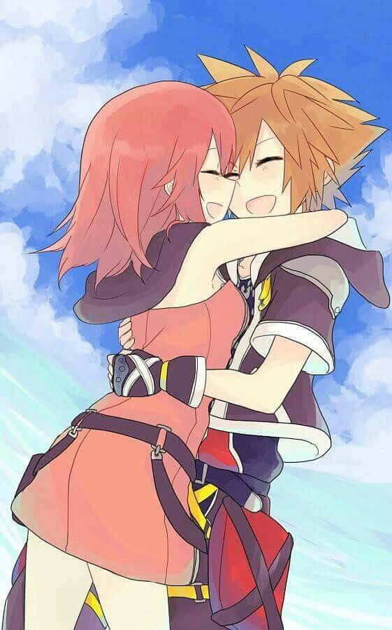 Kingdom Hearts Kairi 桌布 壁紙 — 兩個動漫角色在晴朗的藍天和 fluffy 雲朵下開心擁抱。