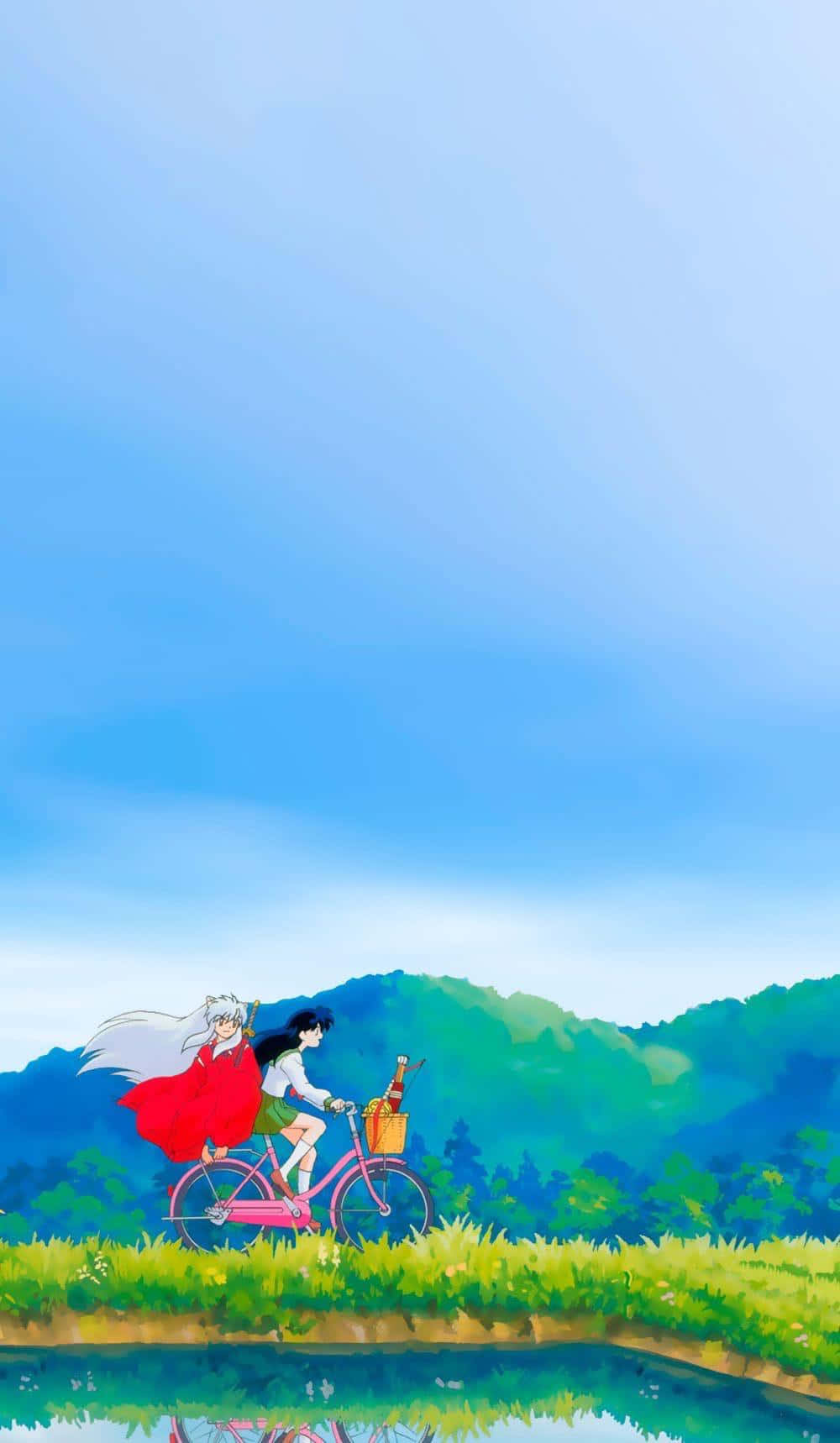 動漫男孩 桌布 壁紙 — 兩個動漫角色在晴朗藍天下，背景有綠色山丘，沿河岸騎著粉紅色腳踏車。