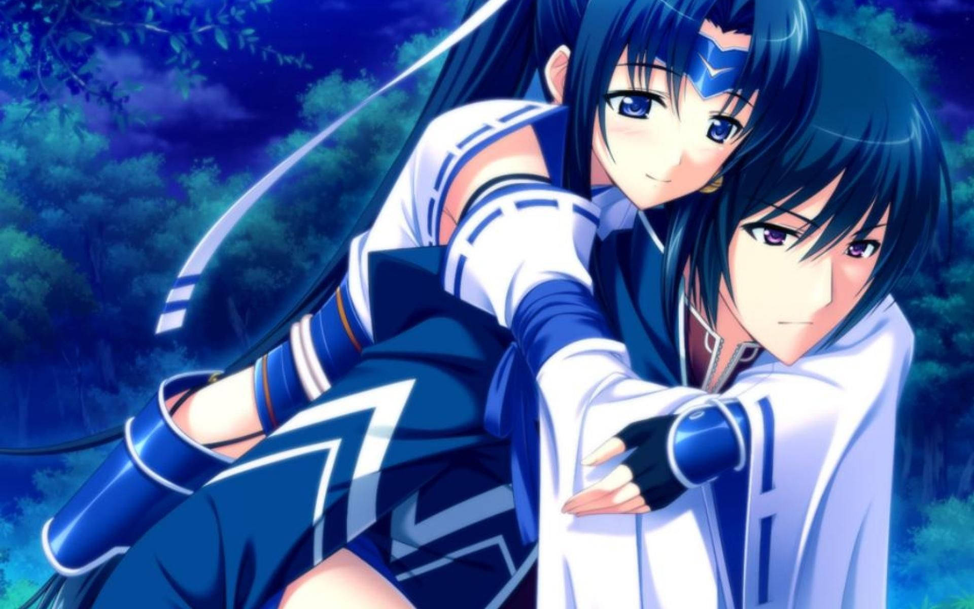 Love Anime 桌布 壁紙 — 兩個動漫角色在月光照耀的森林樹冠下溫暖擁抱，帶有發光的藍色點綴。