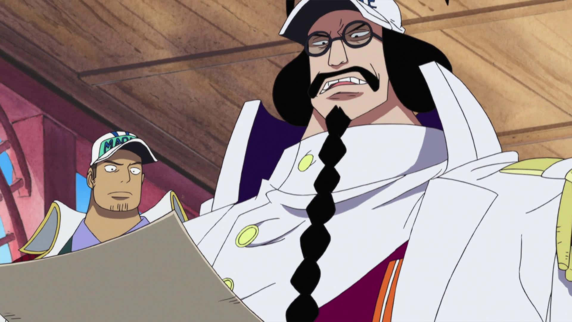 Sengoku 桌布 壁紙 — 兩個動漫角色在木製房間裡，一個有長長的黑辮子和眼鏡，另一個戴著寫有「MAD」的帽子。