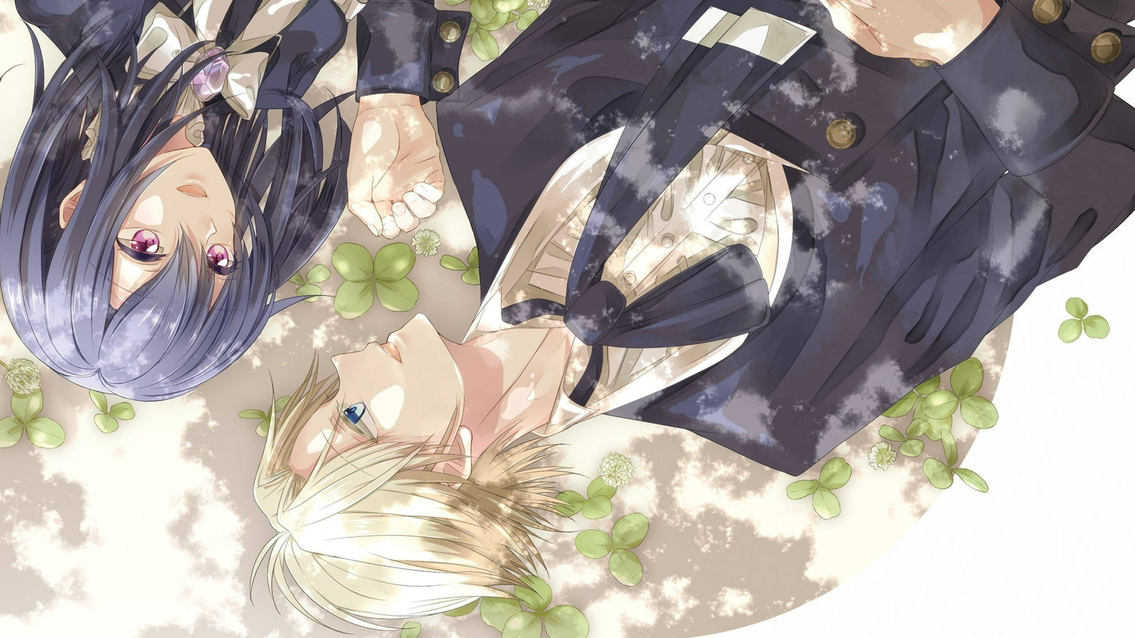 Maid Sama 桌布 壁紙 — 兩個動漫角色在柔光下纏繞在佈滿三葉草的地上，雙手緊握，呈現溫柔一刻。