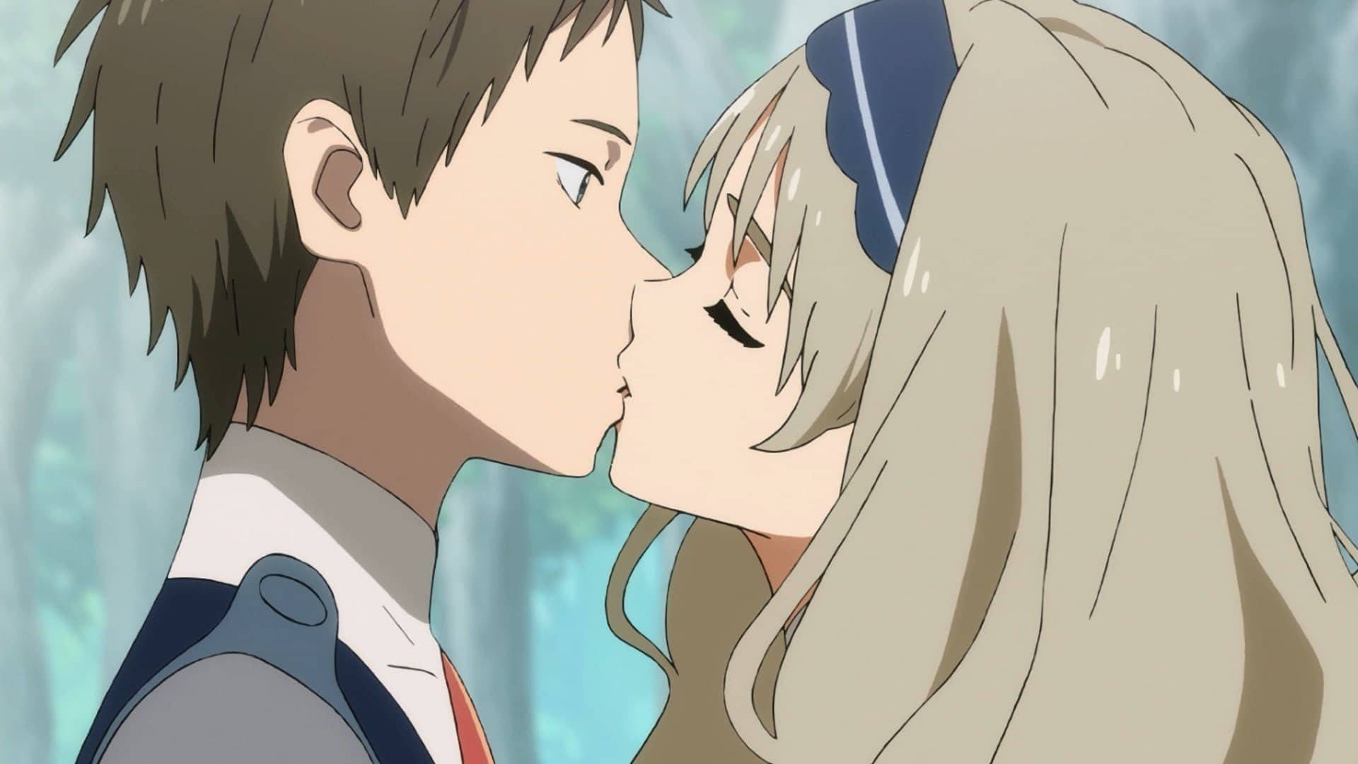 Darling In The Franxx 桌布 壁紙 — 兩個動漫角色在柔和模糊的森林場景中親吻。