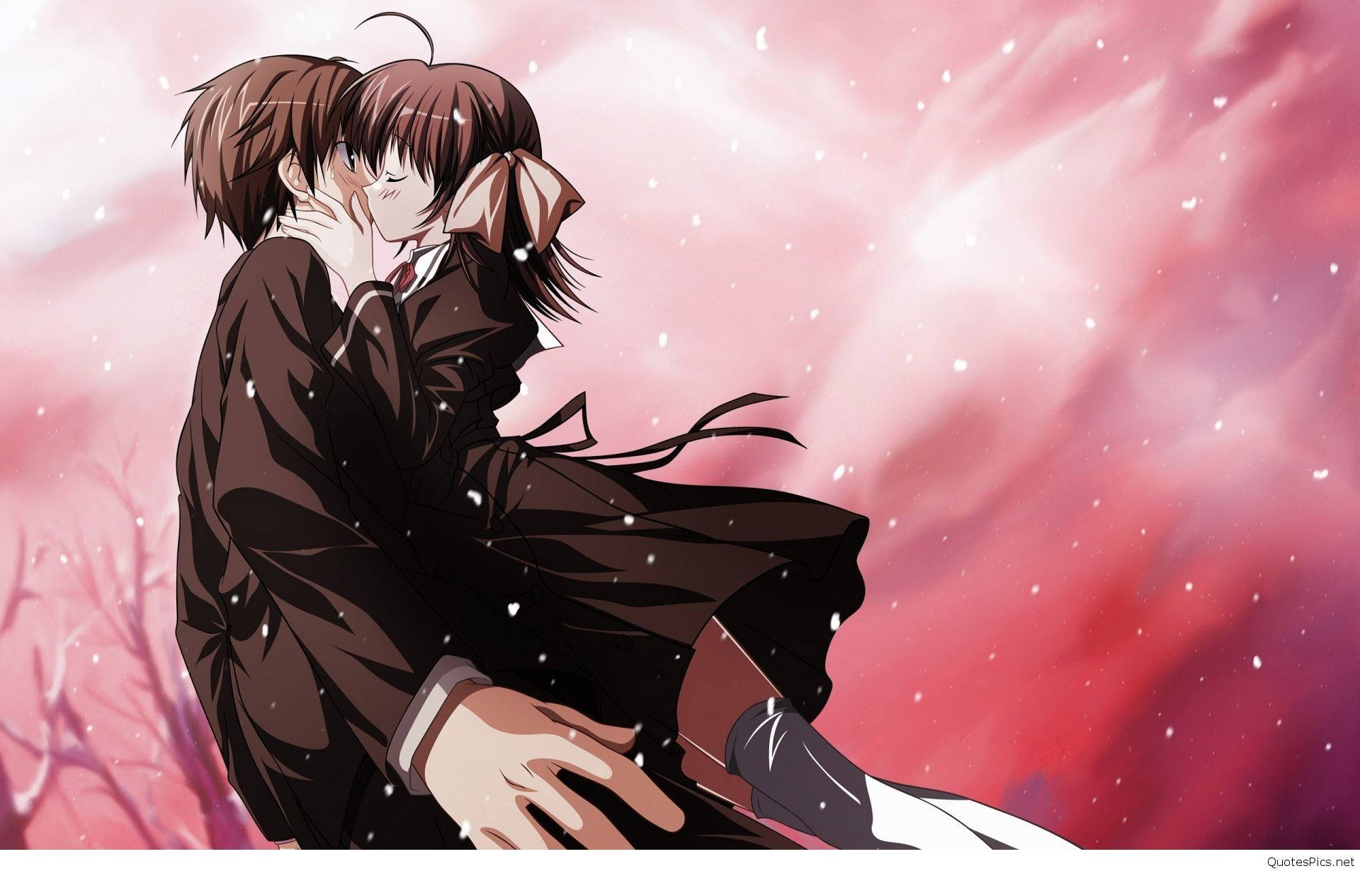 anime kiss 桌布 壁紙 — 兩個動漫角色在柔和的粉紅色和紅色天空下，雪花飄落中溫柔地擁抱。