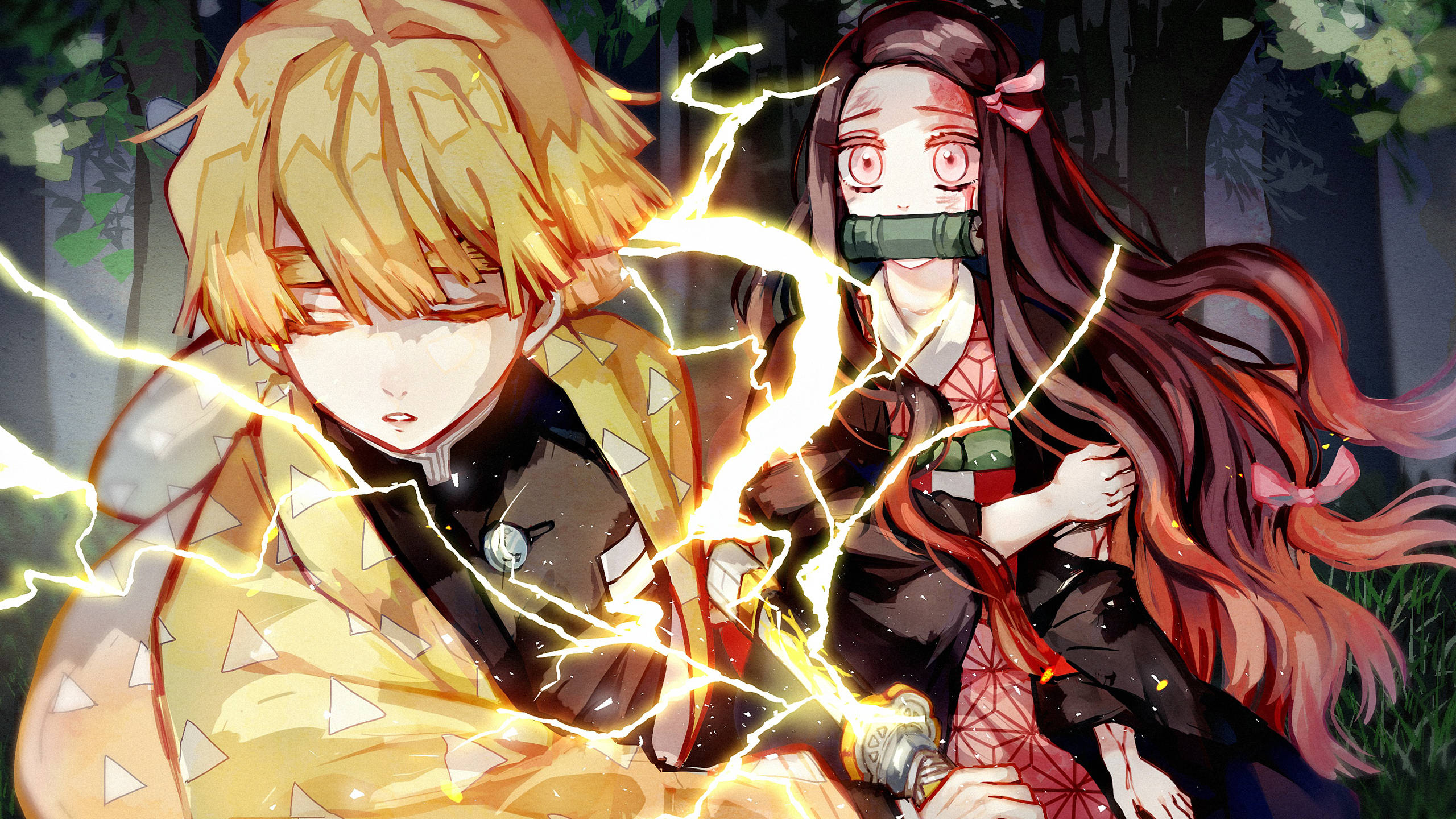 Demon Slayer Zenitsu 桌布 壁紙 — 兩個動漫角色在森林中碰撞，伴隨著噼啪作響的閃電，一個金髮，另一個長紅髮並戴著口塞。