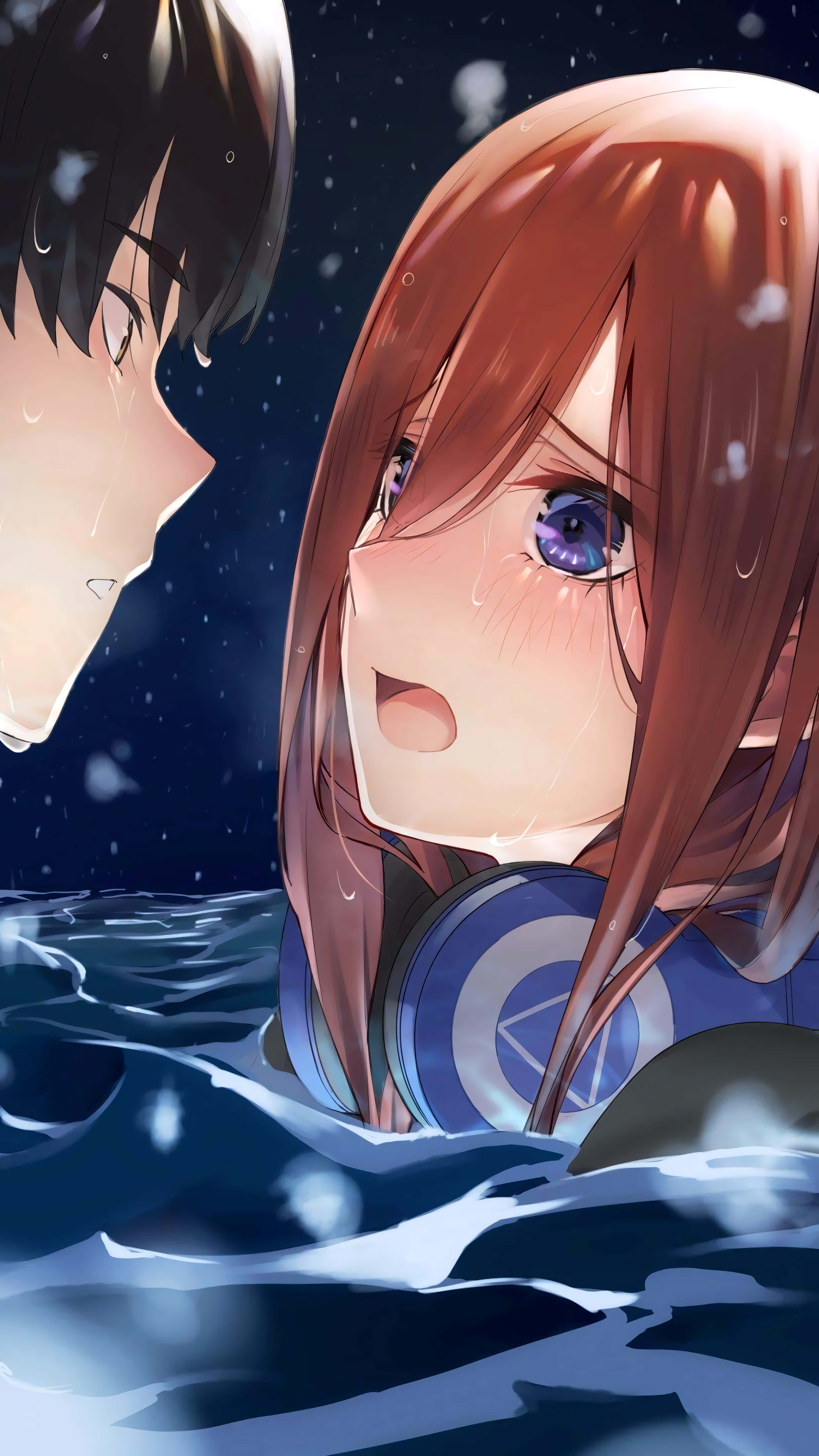 Miku Nakano 桌布 壁紙 — 兩個動漫角色在深藍色的水中，在繁星點點的夜空下，伴隨著輕柔的降雪，分享親密時刻。