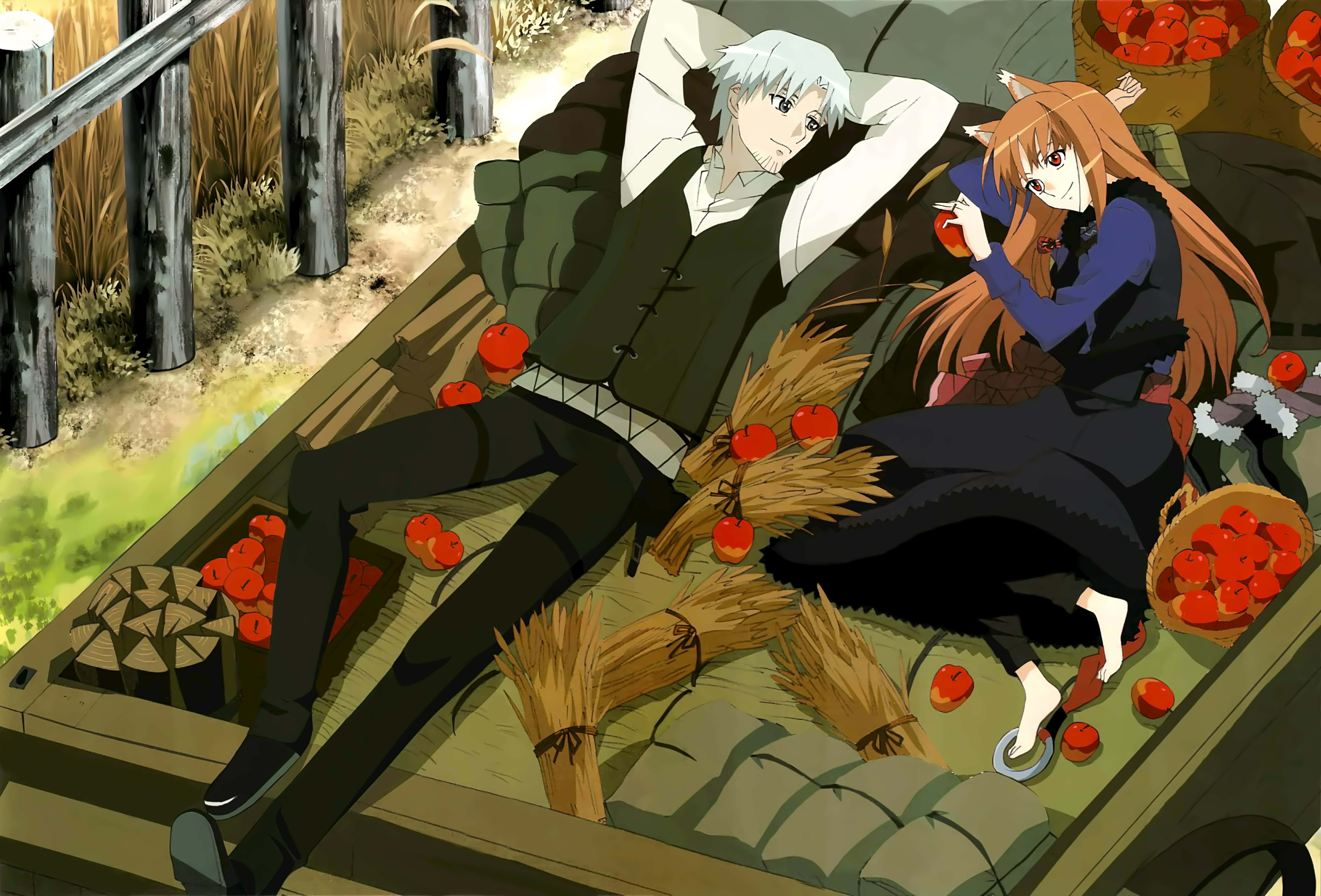 Spice And Wolf 桌布 壁紙 — 兩個動漫角色在溫暖的金色光線下，在裝滿蘋果和乾草的木製馬車中放鬆。