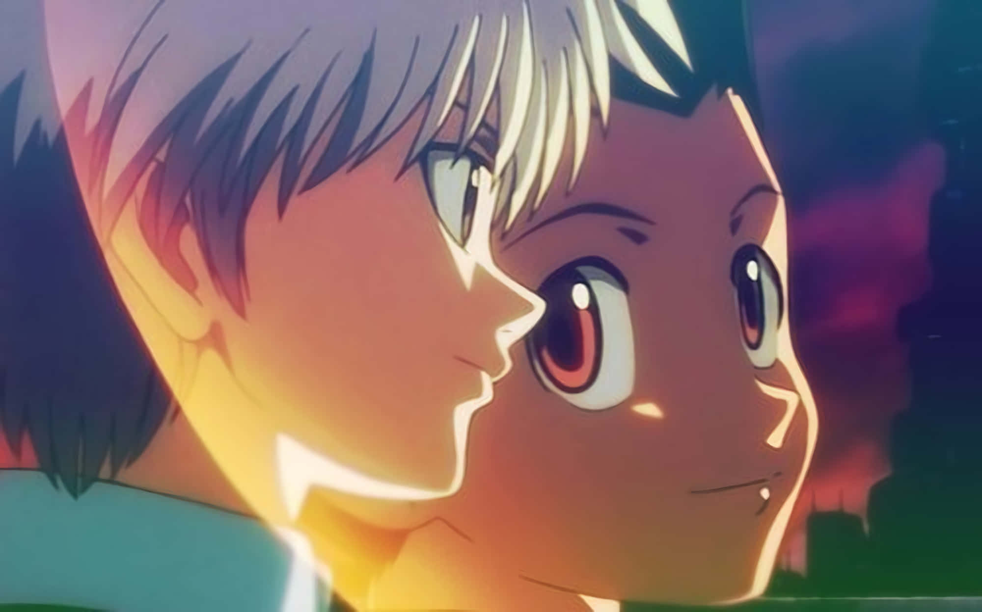 Gon And Killua 桌布 壁紙 — 兩個動漫角色在溫暖的金色光芒中互相凝視，背景是帶有紫色和綠色色調的暮色天空。